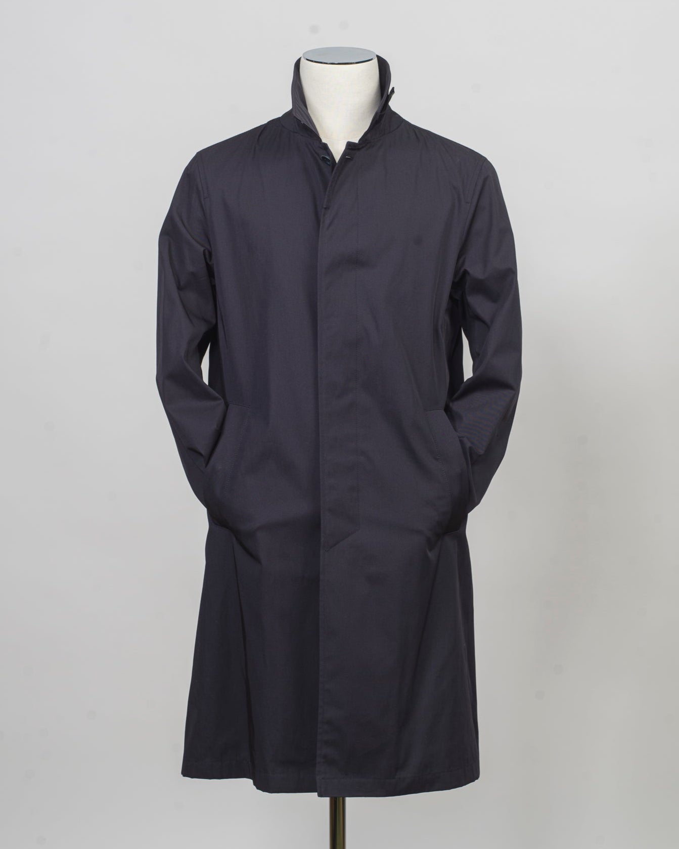 Raincoat in dyed cotton gabardine with waterproof treatment.
Sporting a shirt collar, this straight-cut piece is a Herno icon designed for city engagements and more formal occasions.
This fabric, created by Herno - Officina Tessile, symbolises their heritage and the innovative research it has honed since 1948.
Regular fit
Shirt collar
Side pockets
Slit at the back
Covered button fastening