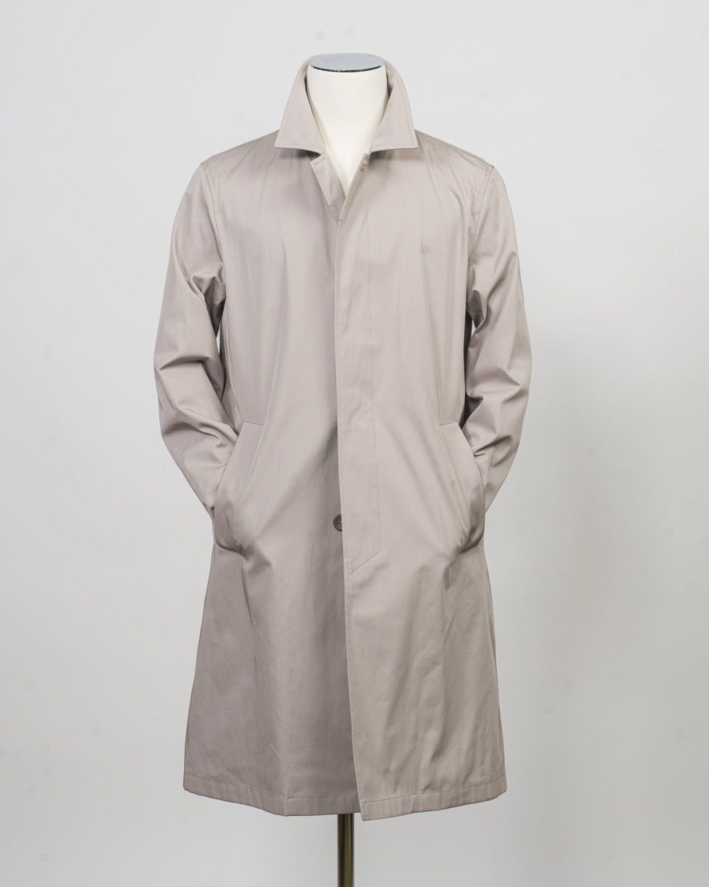Raincoat in dyed cotton gabardine with waterproof treatment.
Sporting a shirt collar, this straight-cut piece is a Herno icon designed for city engagements and more formal occasions.
This fabric, created by Herno - Officina Tessile, symbolises their heritage and the innovative research it has honed since 1948.
Regular fit
Shirt collar
Side pockets
Slit at the back
Covered button fastening