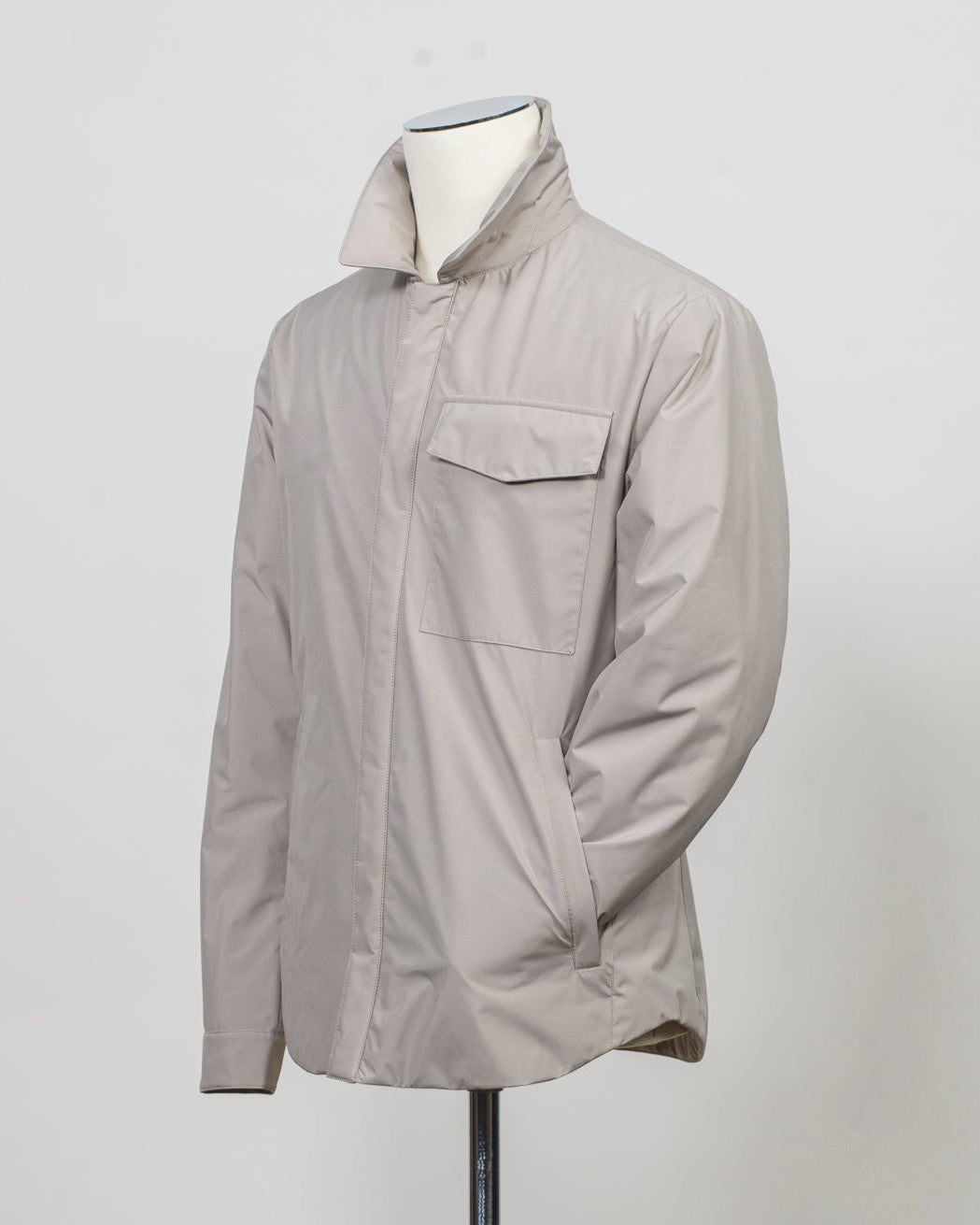 Outer fabric: 100% Polyester
Lining: 100% Polyamide
Filling: 90% Down 10% Feathers
Color: Light Grey / 23
Article: S08MUCX882 161
Snap buttons