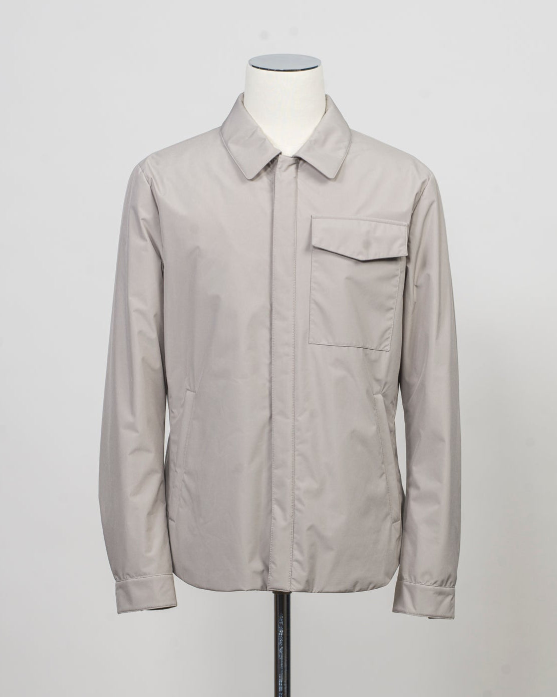Outer fabric: 100% Polyester
Lining: 100% Polyamide
Filling: 90% Down 10% Feathers
Color: Light Grey / 23
Article: S08MUCX882 161
Snap buttons