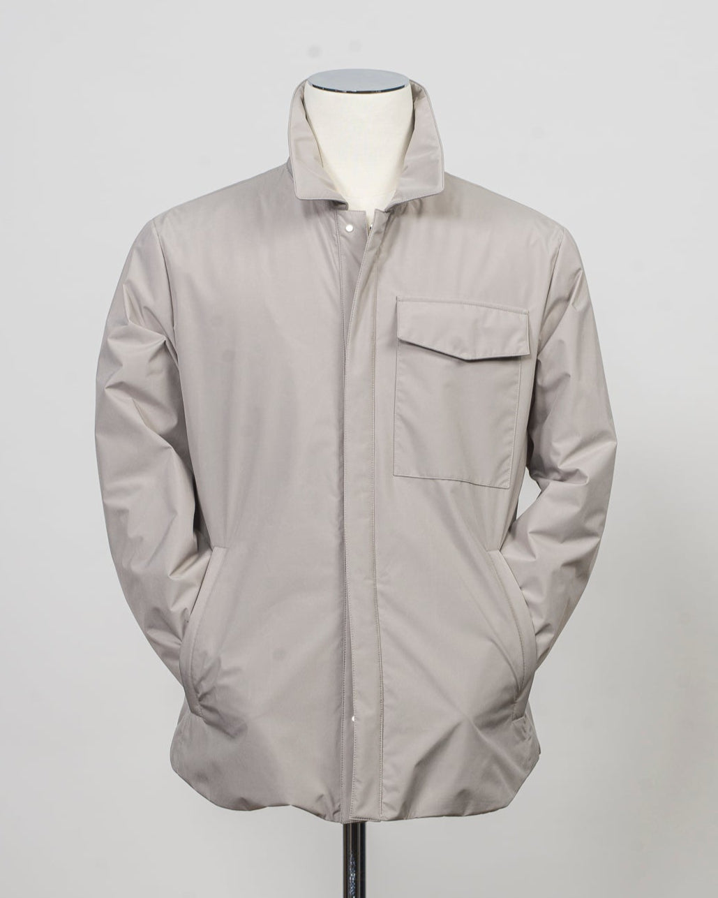 Outer fabric: 100% Polyester
Lining: 100% Polyamide
Filling: 90% Down 10% Feathers
Color: Light Grey / 23
Article: S08MUCX882 161
Snap buttons
