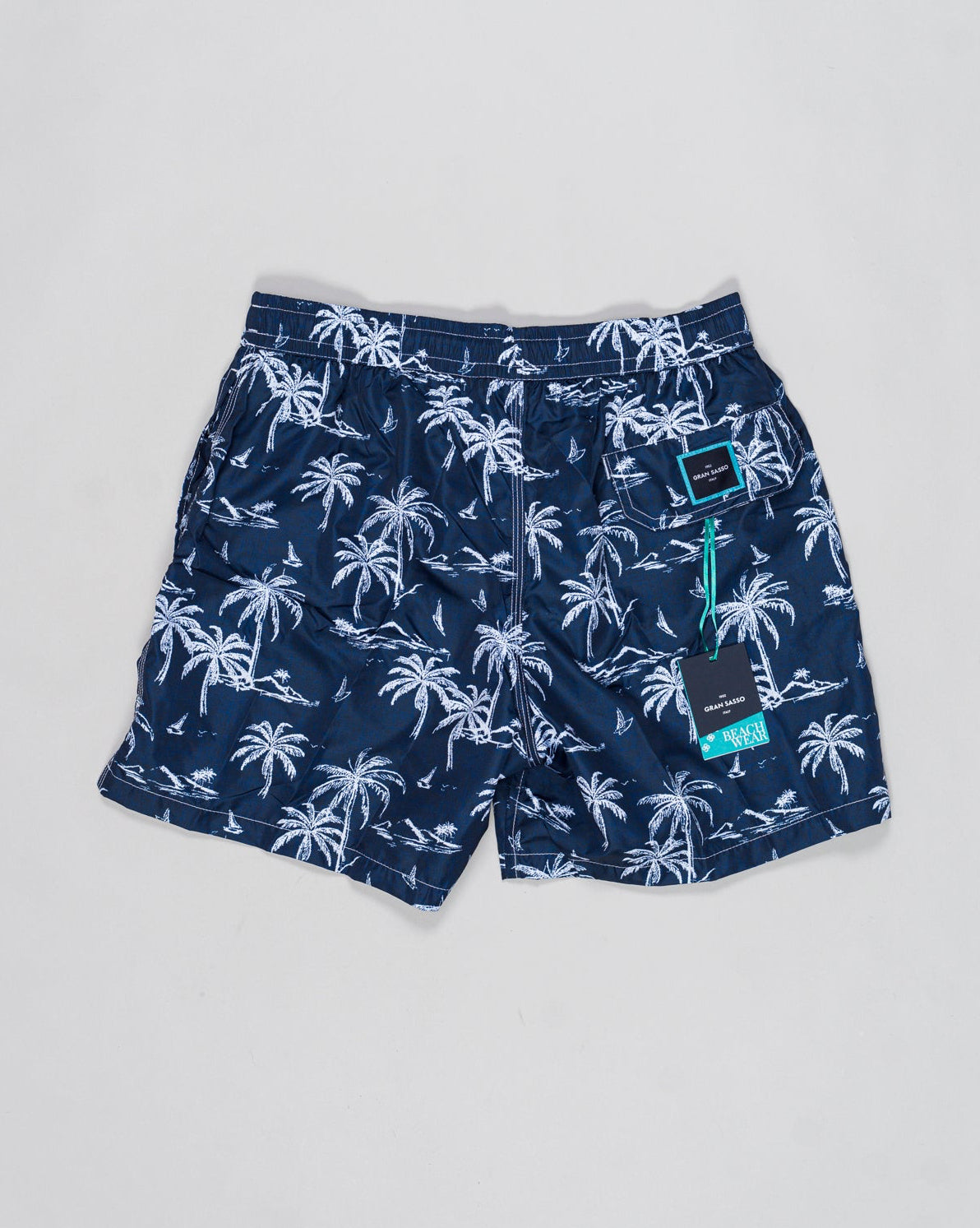 Composition: 100% Recycled Microfiber
Color: 598 / Navy
Article: 90102 / 44800
Model: Costume da bagno
Made in Italy Gran Sasso Palm Print Swim Shorts / Navy