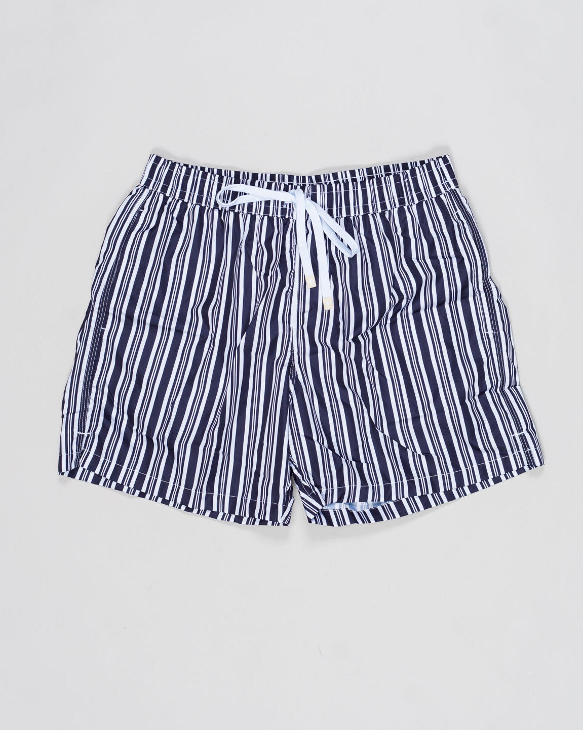 Composition: 100% Recycled Microfiber
Color: 598 / Navy
Article: 90102 / 44800
Model: Costume da bagno
Made in Italy Gran Sasso Striped Swim Shorts / Navy