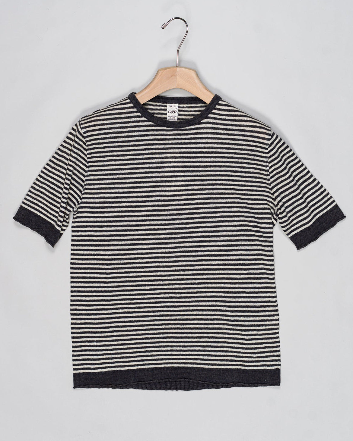 Short sleeve striped knitted t-shirt in linen from Maglificio G.R.P. 1973 Firenze.
Composition: 100% linen
Short Sleeves
Crewneck
Article: PLR100 CWN LI 19
CREWNECK S/S
Color: Blue & Ecru
Made in Italy