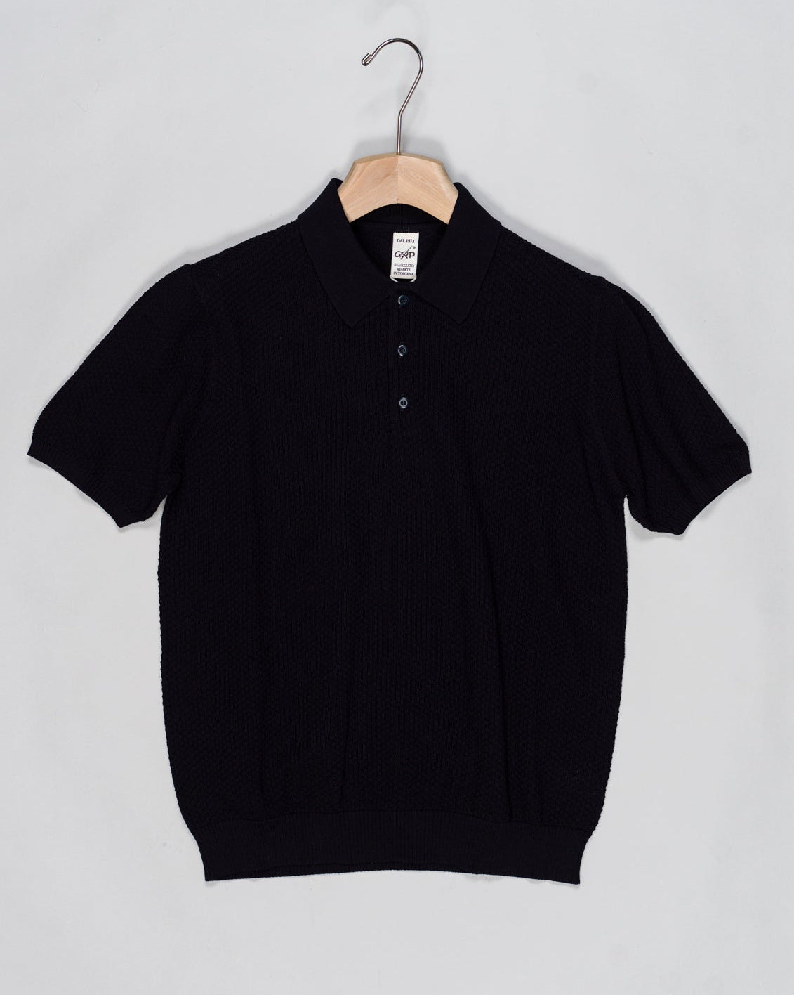 Short sleeve polo shirt in cotton from Maglificio G.R.P. 1973 Firenze.
Composition: 100% Giza Cotton
Short Sleeves
3 Buttons
Article: TEC 11 PSS G 1
POLO S/S
Color: Navy G.R.P. Firenze Textured Cotton Polo Shirt / Navy