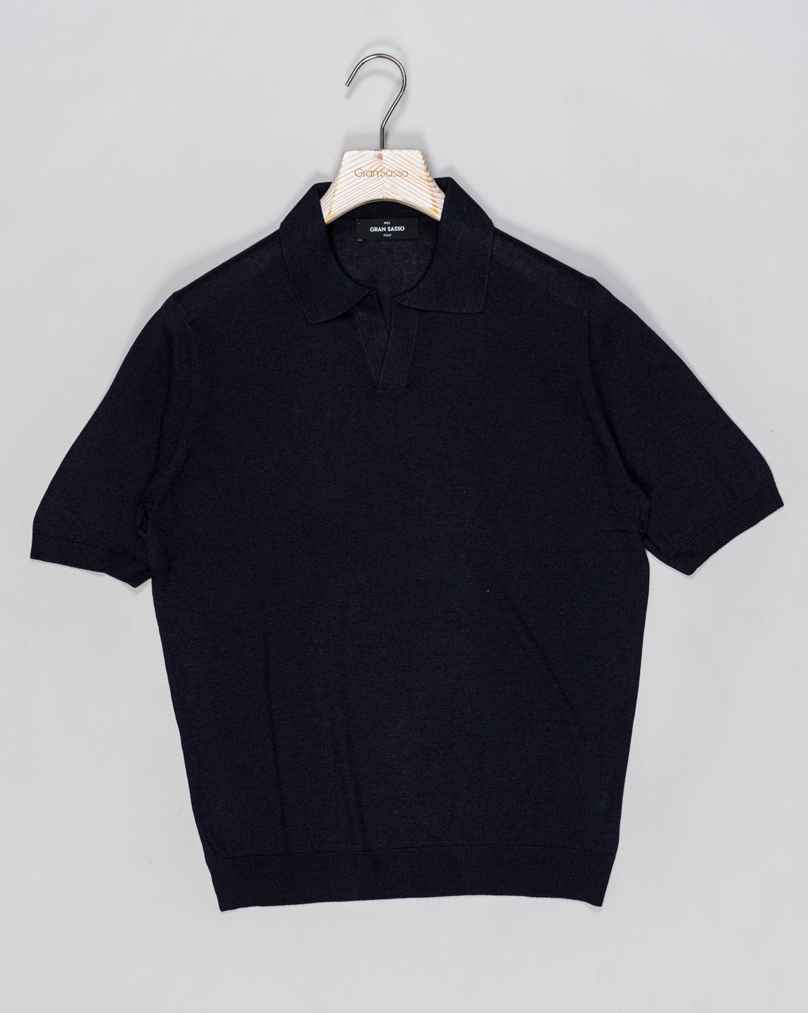 Composition: 100% Silk
Color: 597 / Navy
Article: 43129 / 23503
Model: Tennis M/M
Made in Italy Gran Sasso Capri Collar Silk Knit / Navy