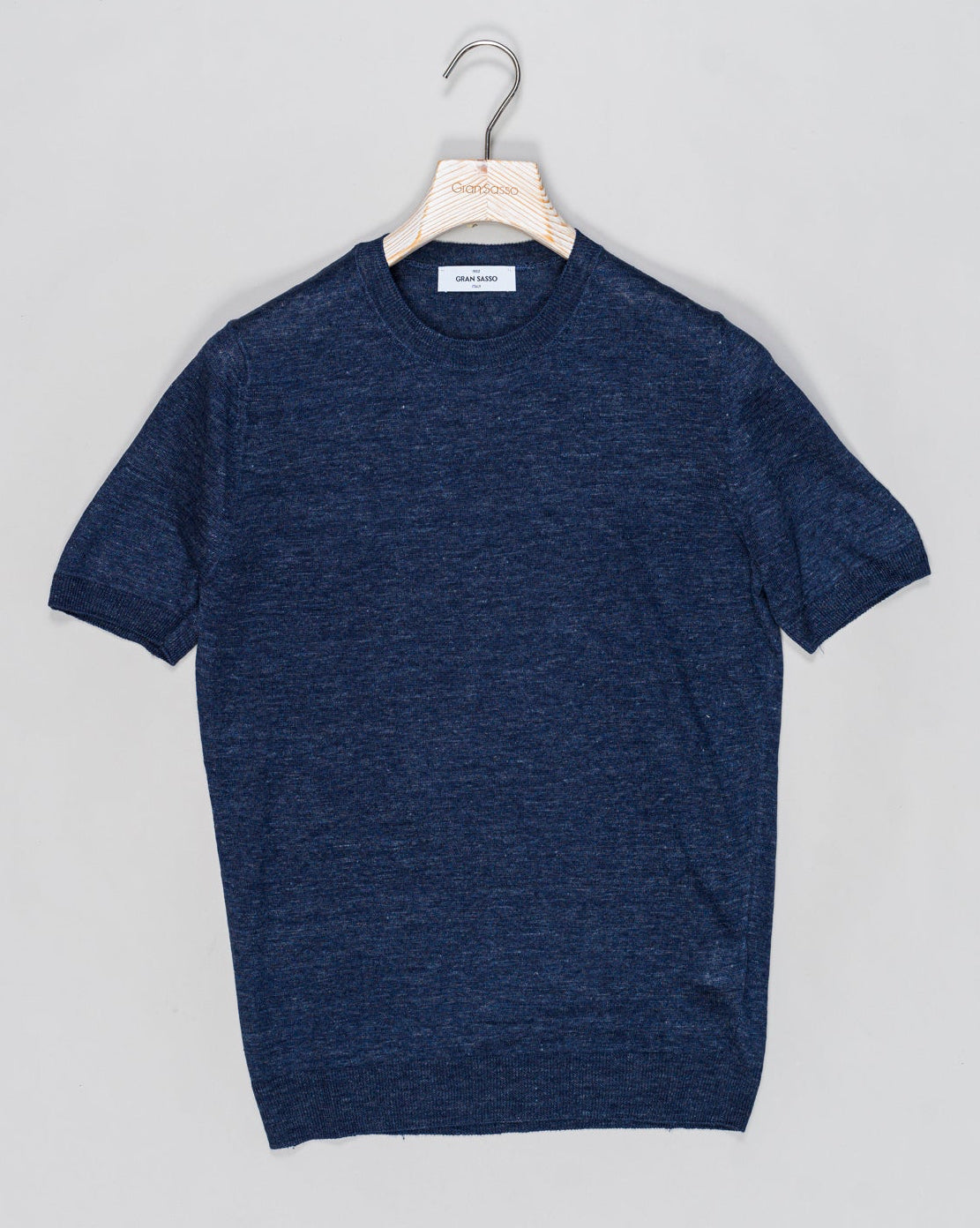 Composition: 100% Linen
Color: 590 / Blue
Article: 57177 / 24801
Model: Paricollo M/M
Made in Italy Gran Sasso Knitted Linen T-Shirt / Blue