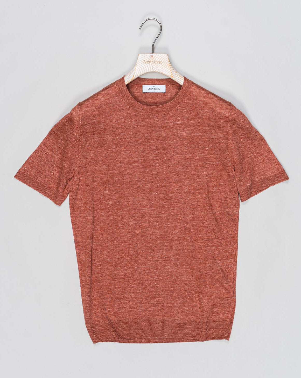 Composition: 100% Linen
Color: 350 / Rust
Article: 57177 / 24801
Model: Paricollo M/M
Made in Italy Gran Sasso Knitted Linen T-Shirt / Rust