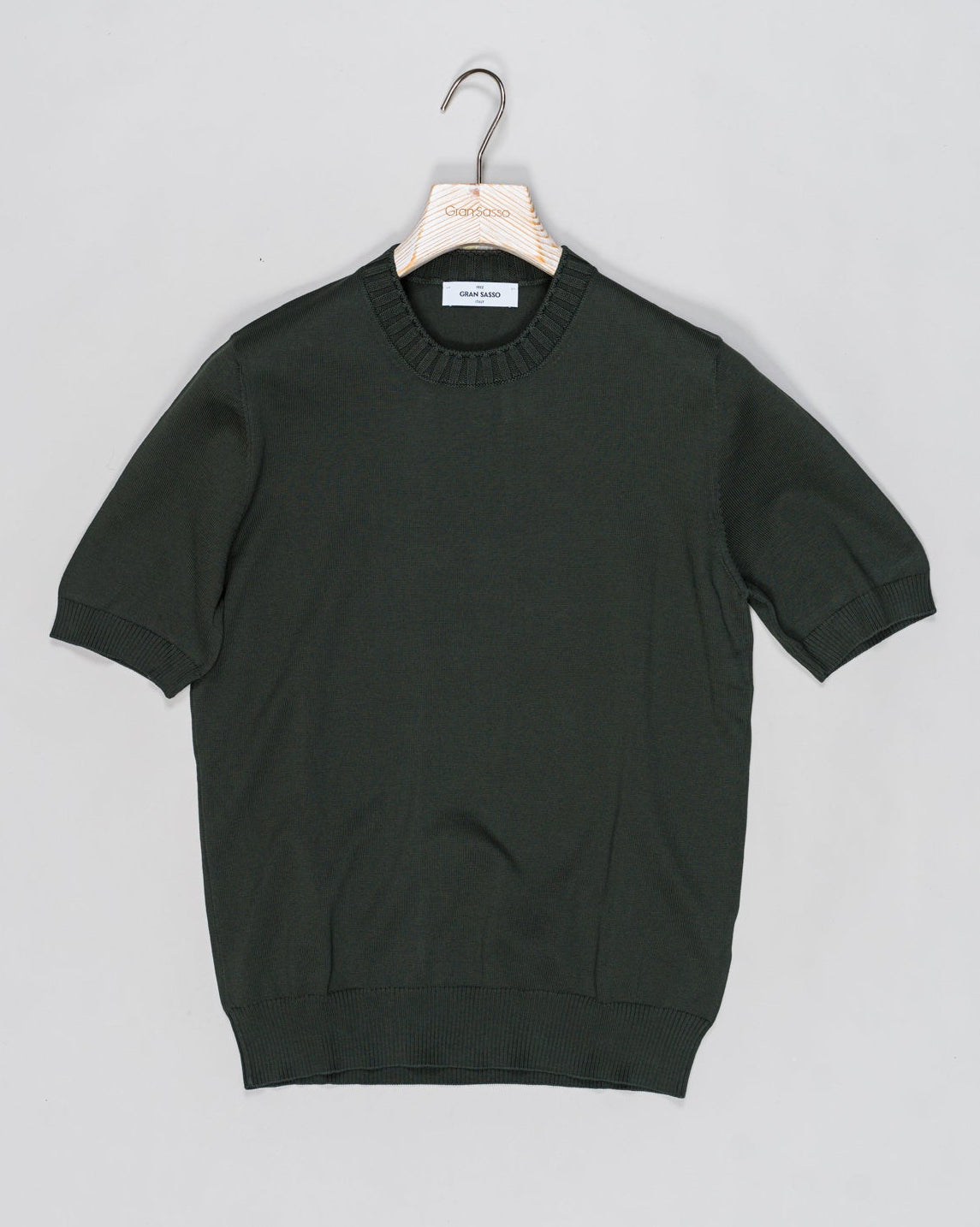 Ribbed collar
Short sleeves
Composition: 100% egyptian cotton
Style: Paricollo
57188/18163
Col. 484 Green
Made in Italy Gran Sasso Heavy Cotton Knit T-Shirt / Green