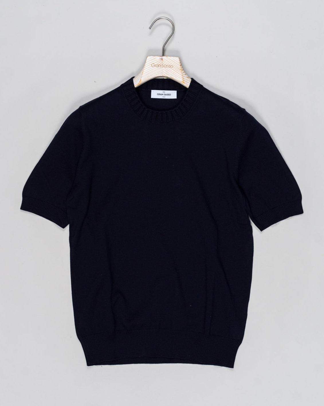 Ribbed collar
Short sleeves
Composition: 100% egyptian cotton
Style: Paricollo
57188/18163
Col. 598 Navy
Made in Italy Gran Sasso Heavy Cotton Knit T-Shirt / Navy