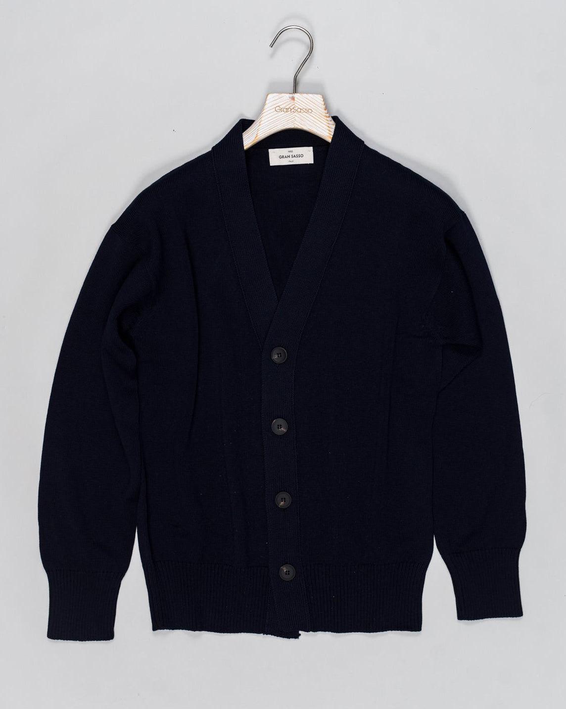Composition: 100% Cotton
Color: 598 / Navy
Article: 23188 / 18051
Model: Cardigan M/L
Made in Italy Gran Sasso Cotton Cardigan / Navy