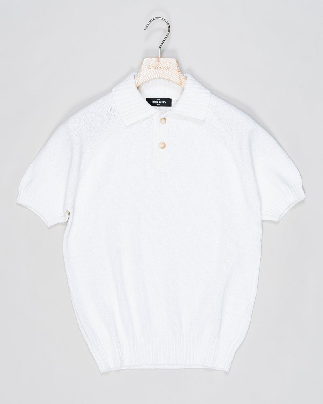 Ribbed polo collar
Two buttons in front
Short sleeves
Composition: 93% cotton 7% cashmere
Style: Tennis
23168/17802
Col. 002 White Gran Sasso Cotton & Cashmere Polo Shirt / White
Made in Italy