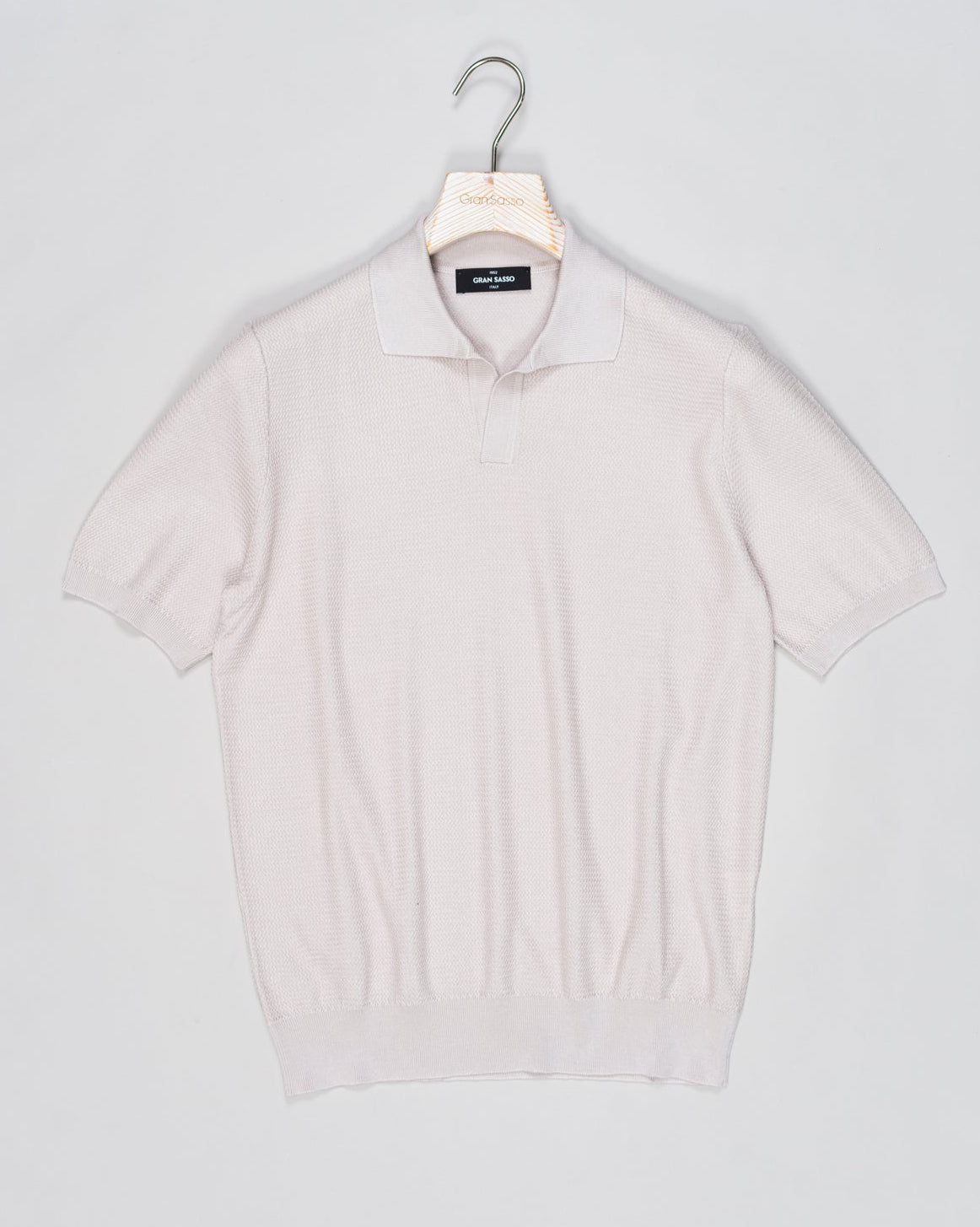 Composition: 55% Silk 45% Cotton
Color: 101 / Light Grey
Article: 43171 / 16221
Model: Tennis M/M
Made in Italy Gran Sasso Textured Capri Collar Knit / Light Grey