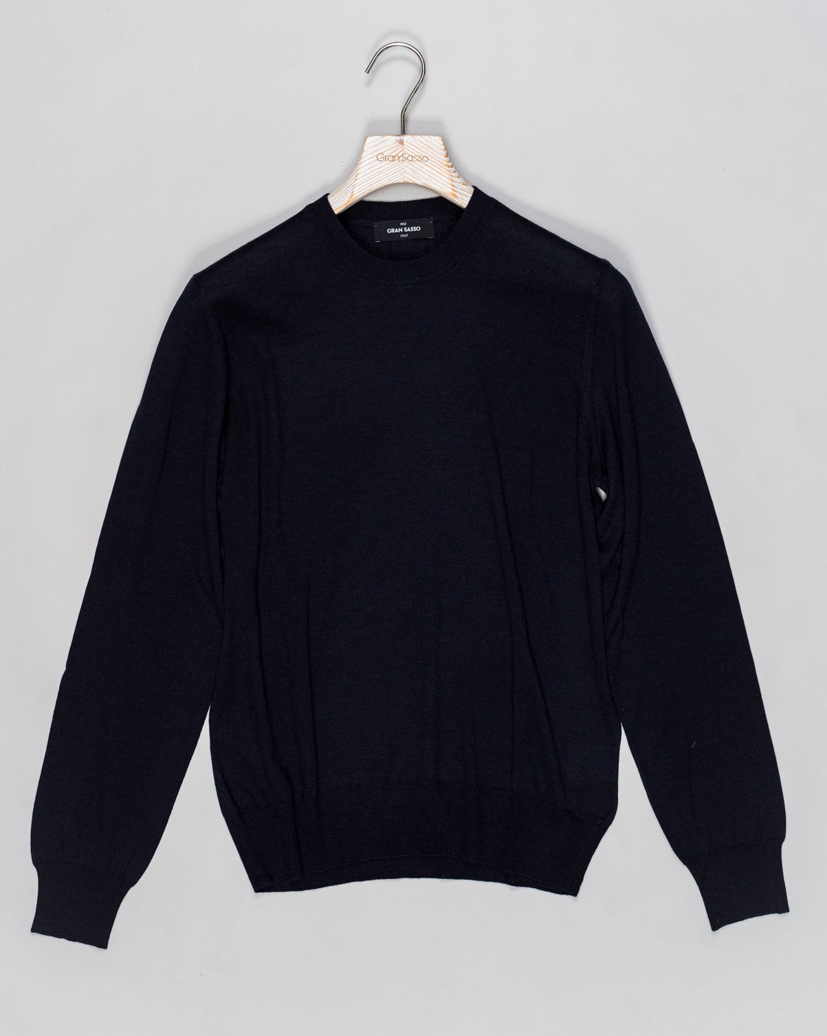 Composition: 40% Virgin Wool 30% Cashmere 30% Silk
Color: 598 / Navy
Article: 43145 / 16401
Model: Paricollo M/L
Made in Italy Gran Sasso Wool Cashmere & Silk Knit / Navy