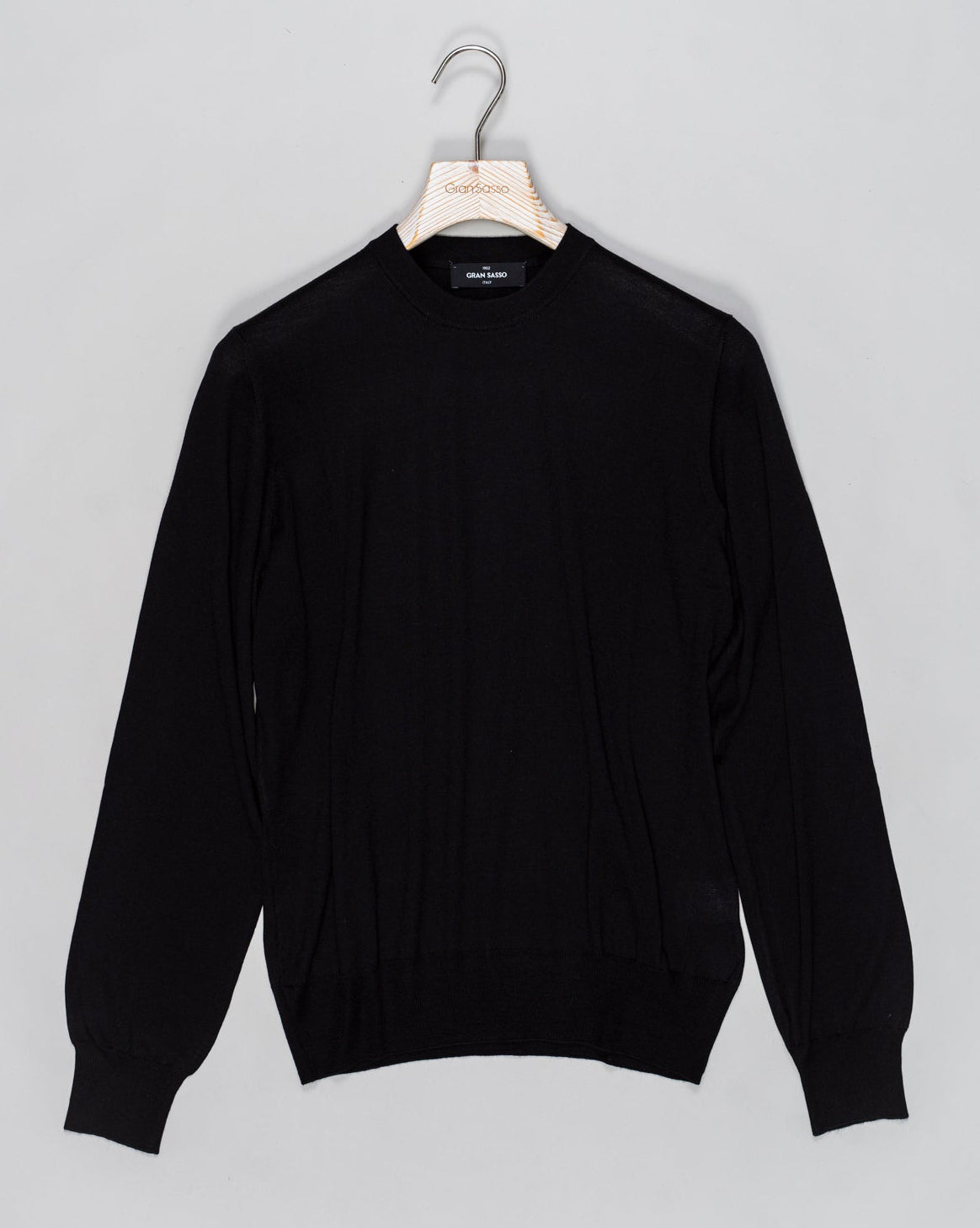 Composition: 40% Virgin Wool 30% Cashmere 30% Silk
Color: 099 / Black
Article: 43145 / 16401
Model: Paricollo M/L
Made in Italy Gran Sasso Wool Cashmere & Silk Knit / Black