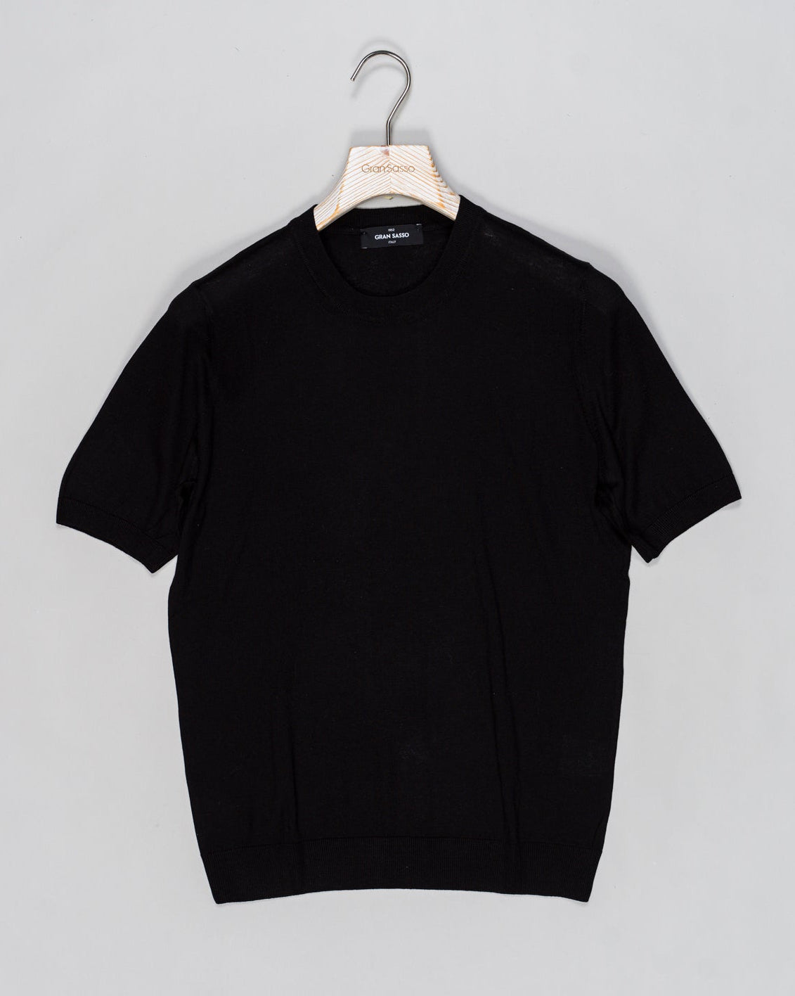 Composition: 100% Silk
Color: 099 / Black
Article: 43112 / 23503
Model: Paricollo M/M
Made in Italy Gran Sasso Knitted Silk T-Shirt / Black