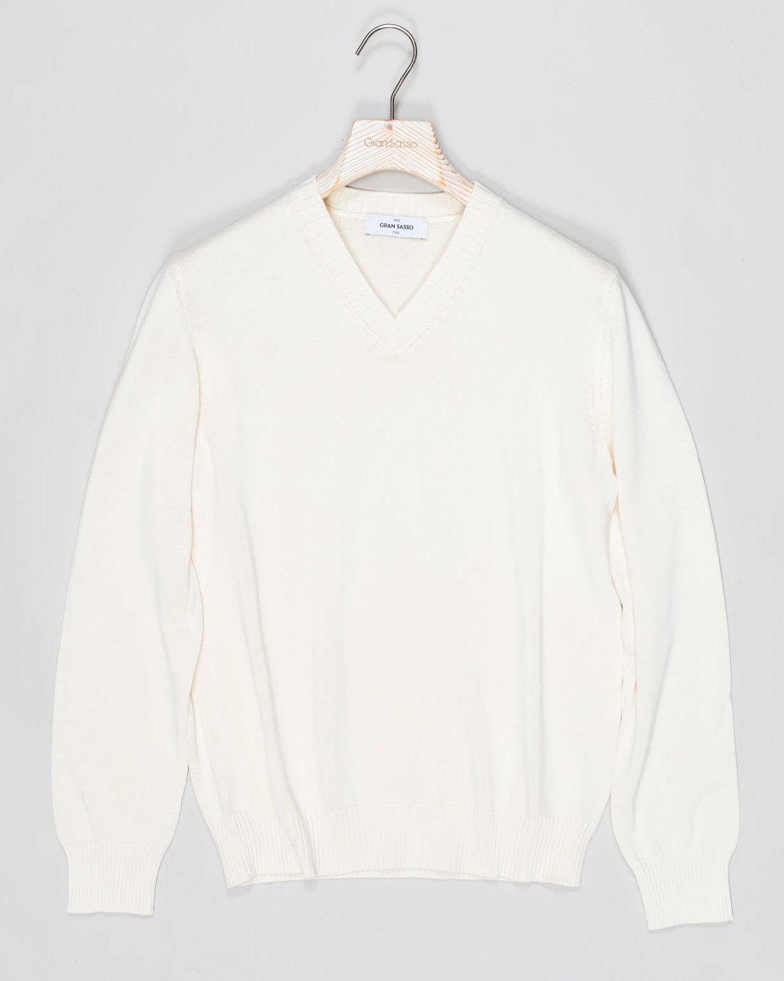 Composition: 100% Cotton
Color: 007 / Off White
Article: 23158 / 18136
Model: Pullover M/L
Made in Italy Gran Sasso Cotton V-Neck Knit / Off White