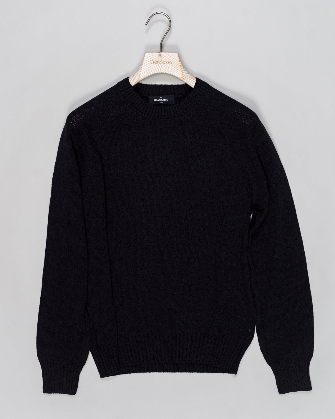 Composition: 93% Cotton 7% Cashmere
Color: 598 / Navy
Article: 23136 / 17802
Model: Paricollo M/L
Made in Italy Gran Sasso Cotton & Cashmere Knit / Navy