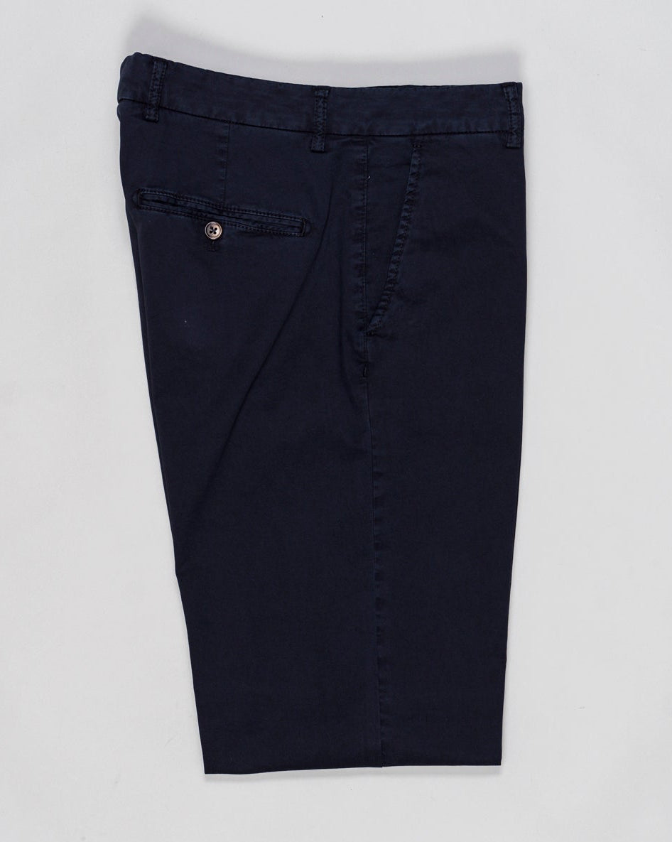 Composition: 98% Cotton 2% Elastan
Model: Sauma22-GD
Article: PU19SAUMA22-GDTS0001X
Color: Navy
Made in Martina Franca, Puglia, Italy Berwich Garment Dyed Cotton Chinos / Navy