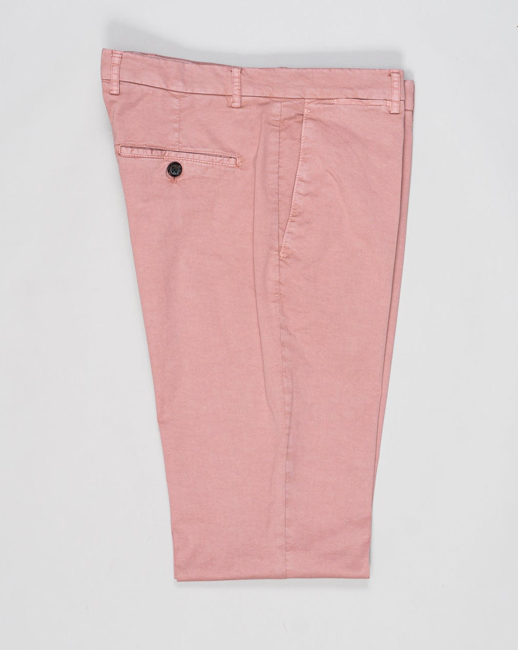 Flat front
Garment Dyed
Front pockets: slanted
Back pocket left: welt, right: welt with button
Hemming: plain (chinos)
Article: ts0001x
Color: Rosa 475
Model: vulcano23-GD
Composition: 98% Cotton 2%Elastan
Made in Martina Franca, Italy Berwich Garment Dyed Cotton Chinos / Rosa