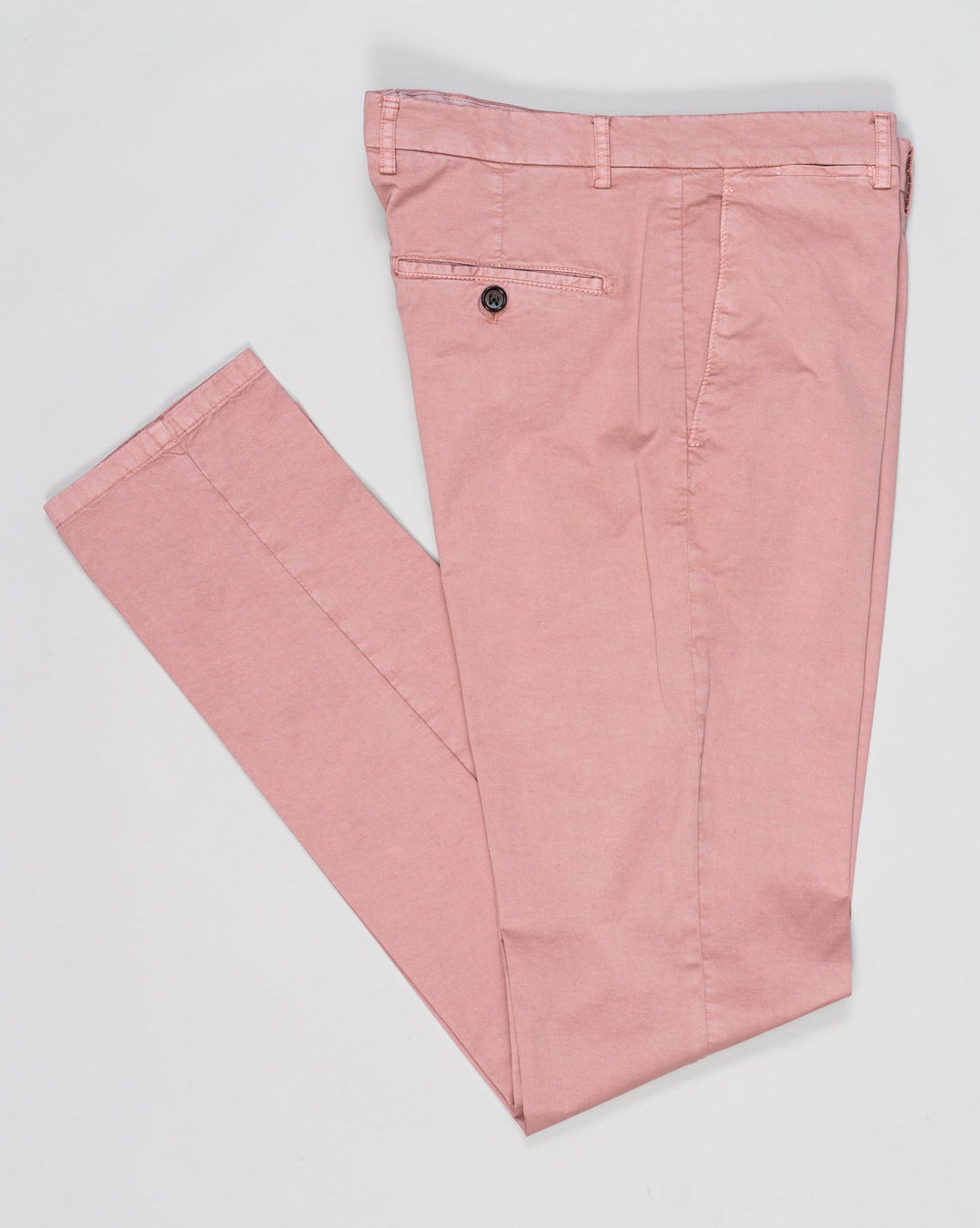 Flat front
Garment Dyed
Front pockets: slanted
Back pocket left: welt, right: welt with button
Hemming: plain (chinos)
Article: ts0001x
Color: Rosa 475
Model: vulcano23-GD
Composition: 98% Cotton 2%Elastan
Made in Martina Franca, Italy Berwich Garment Dyed Cotton Chinos / Rosa