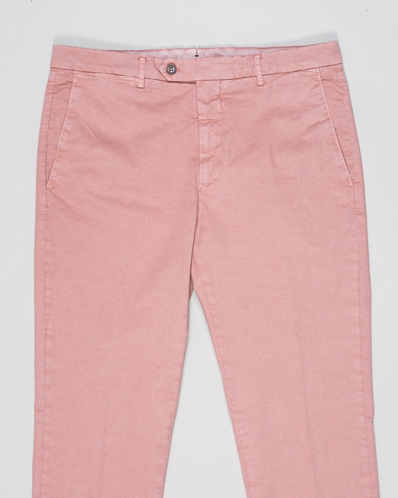 Flat front
Garment Dyed
Front pockets: slanted
Back pocket left: welt, right: welt with button
Hemming: plain (chinos)
Article: ts0001x
Color: Rosa 475
Model: vulcano23-GD
Composition: 98% Cotton 2%Elastan
Made in Martina Franca, Italy Berwich Garment Dyed Cotton Chinos / Rosa