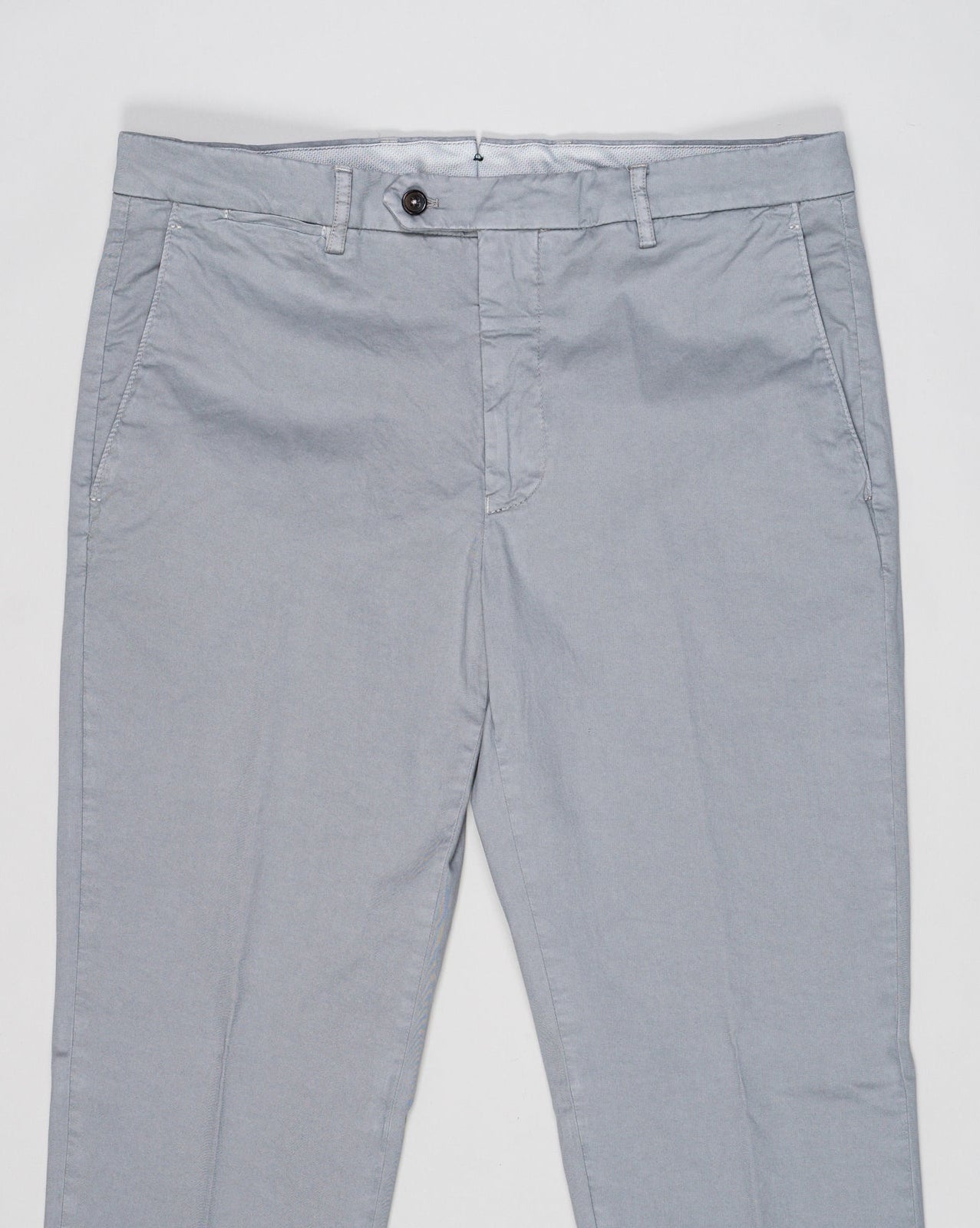 Flat front
Garment Dyed
Front pockets: slanted
Back pocket left: welt, right: welt with button
Hemming: plain (chinos)
Article: ts0001x
Color: Verde972, Green
Model: vulcano23-GD
Composition: 98% Cotton 2%Elastan
Made in Martina Franca, Italy Berwich Garment Dyed Cotton Chinos / Conza