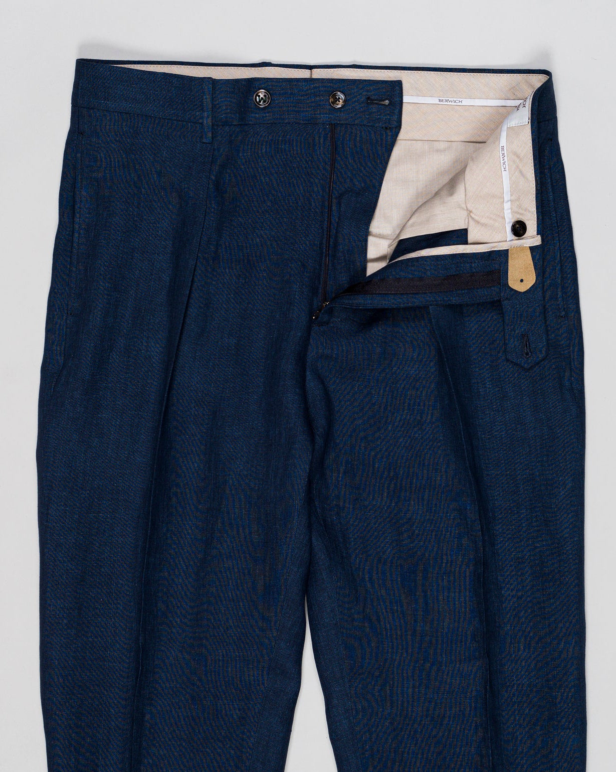 Composition: 100% Linen
Model: Chiaia Long
Article: lm104
Color: Navy
PU19CHIAIALONGLM104 62034990
Made in Martina France, Puglia, Italy Berwich Chiaia Long Linen 1 Pleat Trousers / Navy