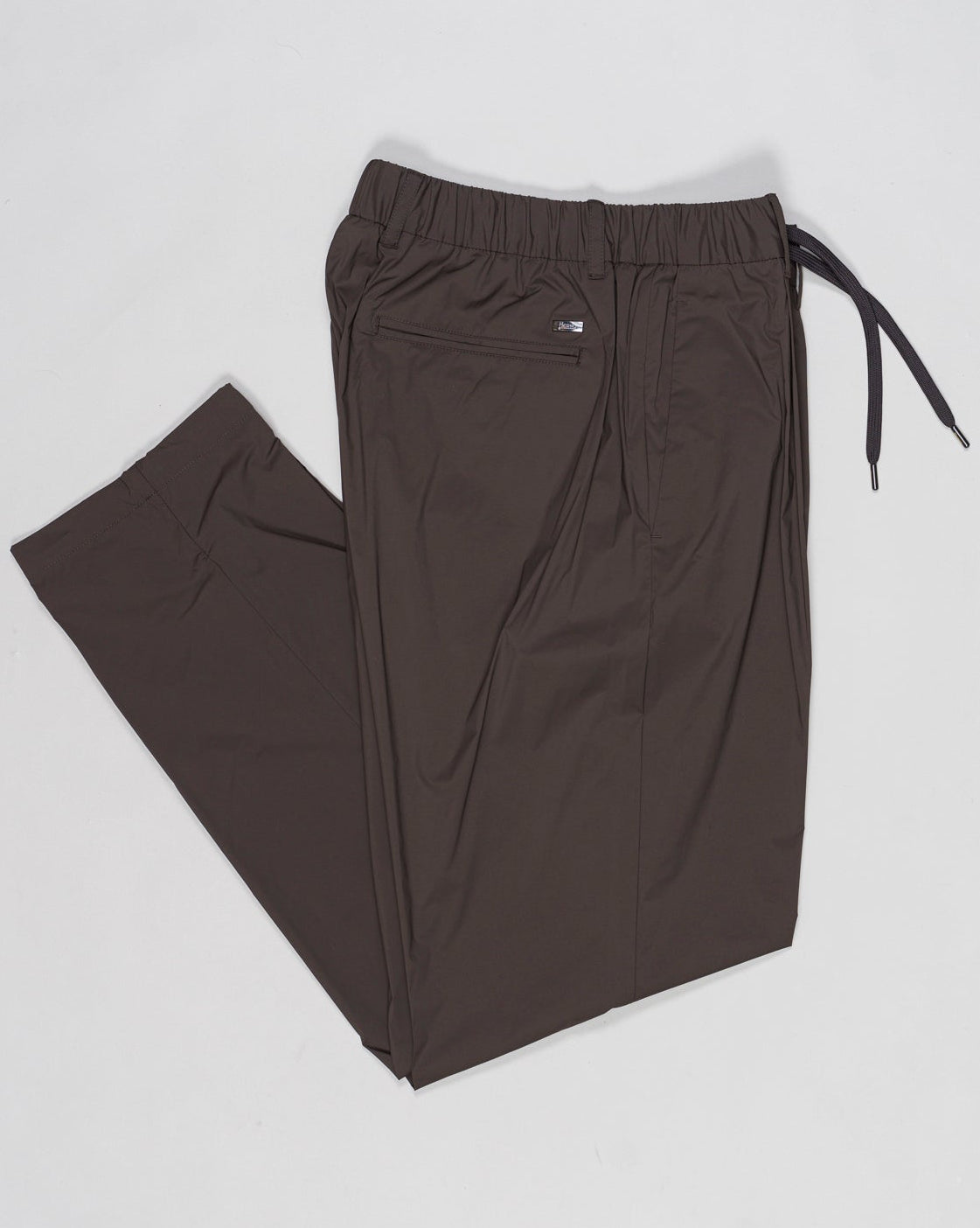 Elastic with drawstring waist
Beltloops
Zip and button fastening
Slanted pockets
Welted pockets on the back
Material: 86%pa 14%ea
Article: PT000193U-12431SZ
Color: 8940 / Testa di Moro
Made in Republic of Moldova Herno Nylon Stretch Trousers / Brown