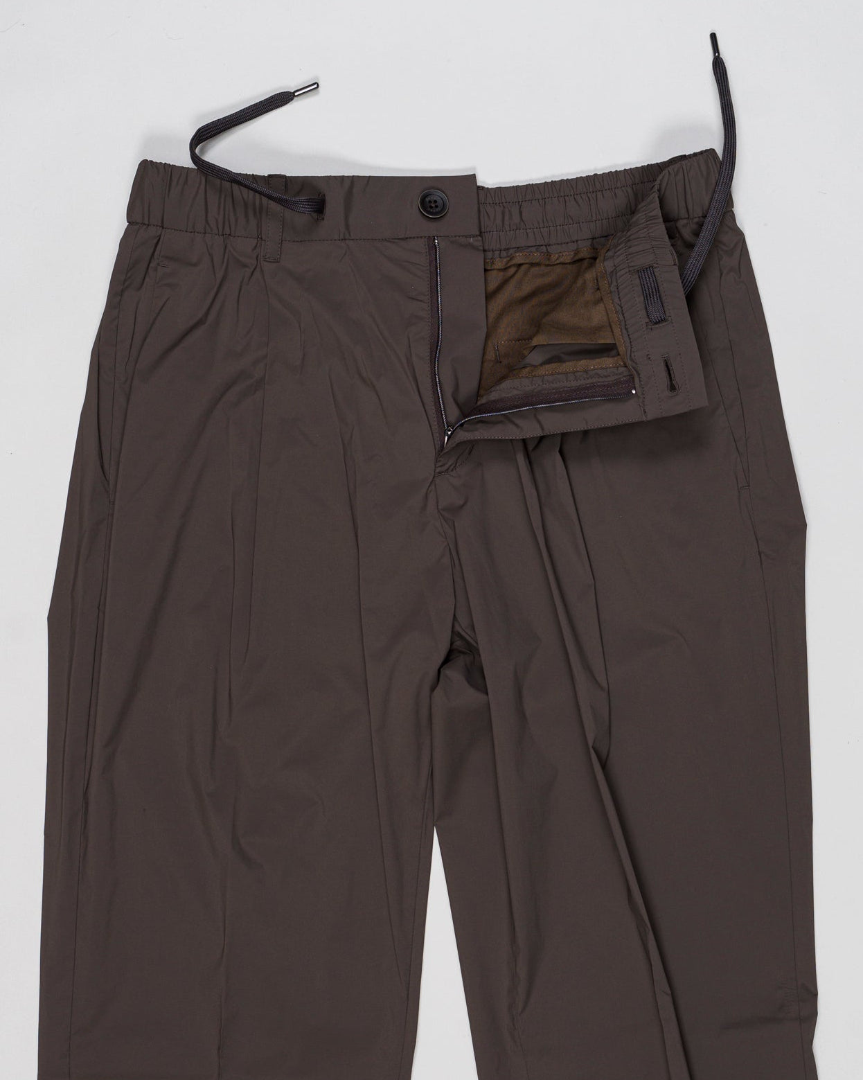 Elastic with drawstring waist
Beltloops
Zip and button fastening
Slanted pockets
Welted pockets on the back
Material: 86%pa 14%ea
Article: PT000193U-12431SZ
Color: 8940 / Testa di Moro
Made in Republic of Moldova Herno Nylon Stretch Trousers / Brown