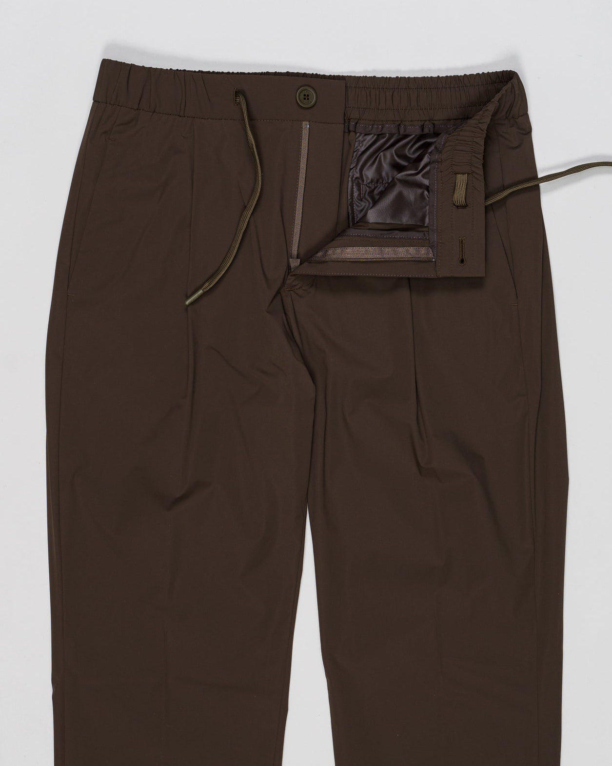 Elastic with drawstring waist
Zip and button fastening
Slanted pockets
Welted pockets on the back
Article: PT000077U 12691Z
Color: 7400 / Green Herno Nylon Stretch Trousers / Green