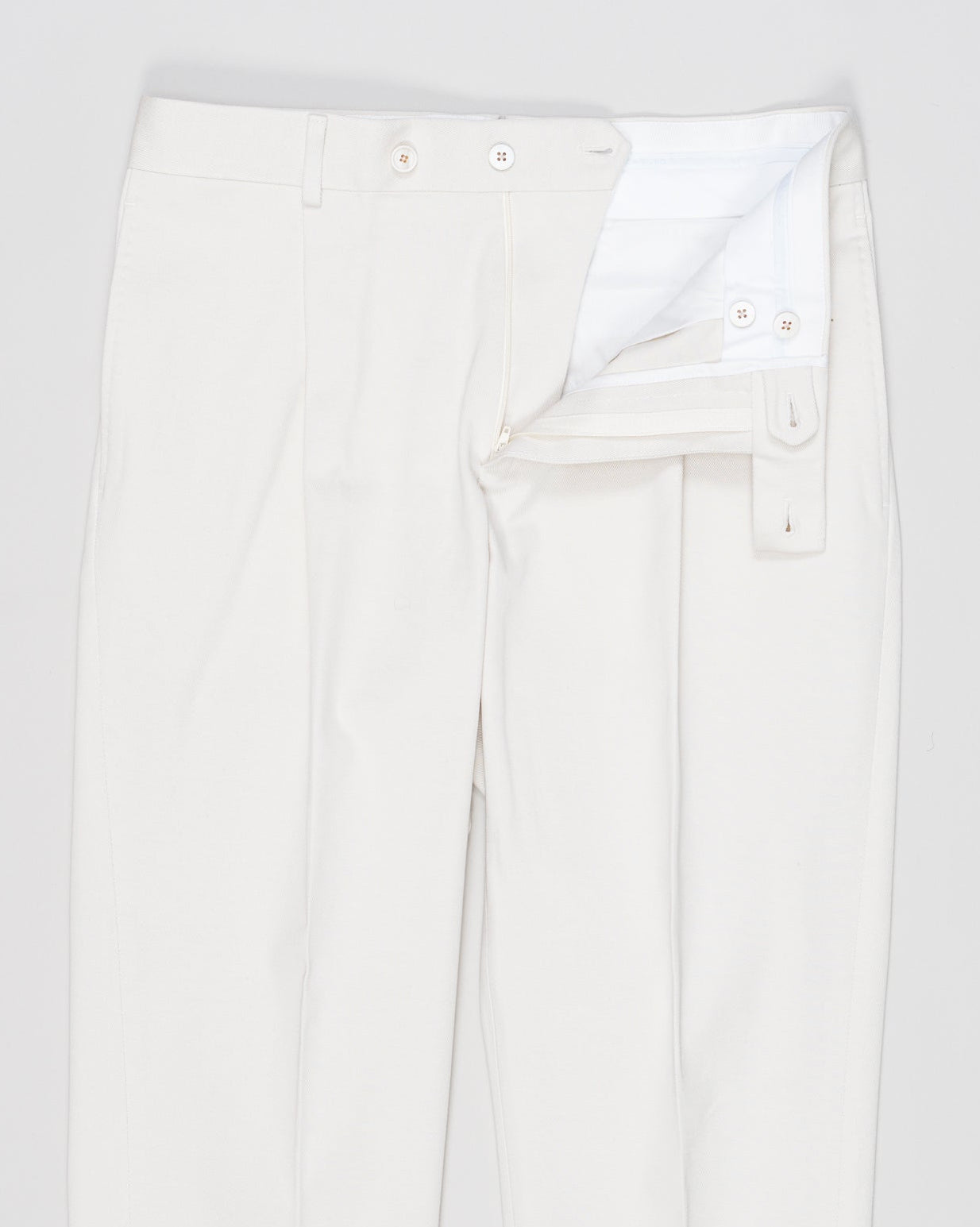 Belt loops
Single pleat
Slanted side pockets
Welted back pockets with buttons
Composition: 98% Cotton 2% Elastan
Article: 509563
Model: C518AZH
Color: 0590 / Off White
Made in Italy
Caruso Cotton Twill Trousers / Off White
