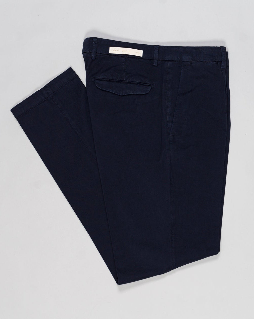 Article: 300051
Model: BG21
Color: Navy / 11
Composition: 64% Tencel 32% Cotton 4% Elastan
Lining: 100% Cotton
Single pleat
Belt loops
Slanted side pockets
Made in Naples, Italy Briglia Garment Dyed Chinos / Navy