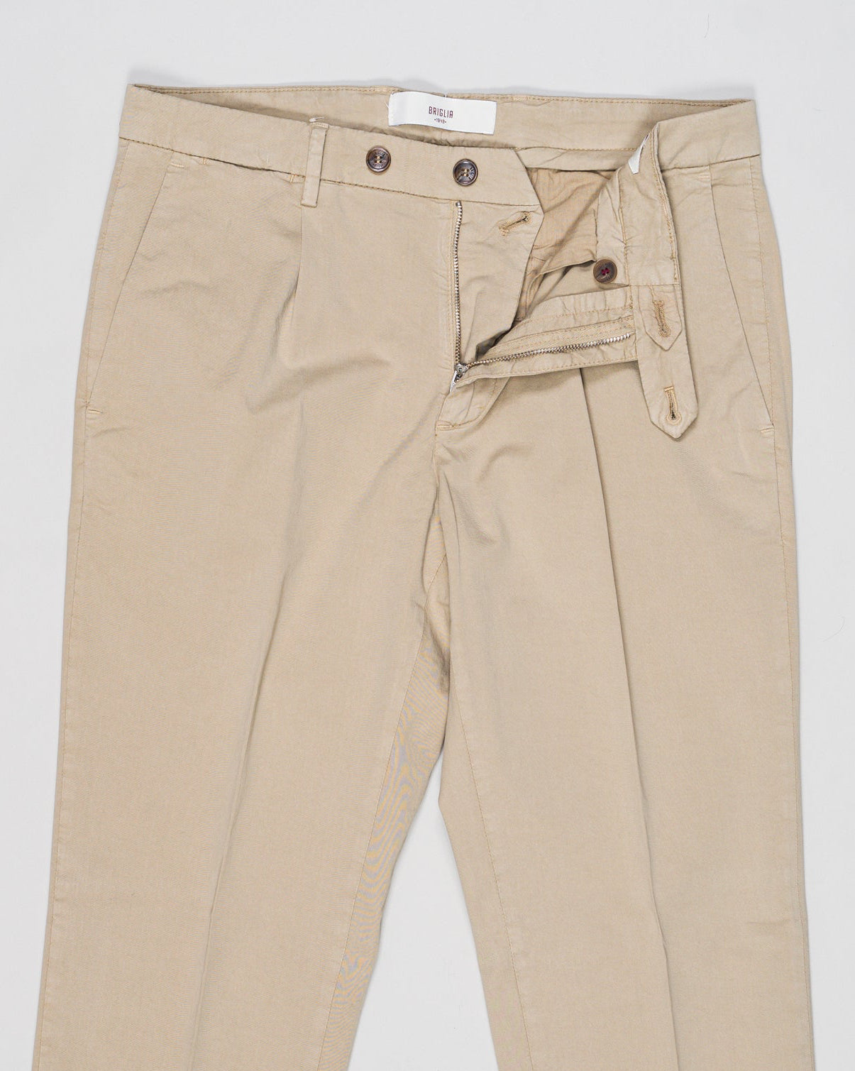 Article: 300051
Model: BG21
Color: Beige / 43
Composition: 64% Tencel 32% Cotton 4% Elastan
Lining: 100% Cotton
Single pleat
Belt loops
Slanted side pockets
Made in Naples, Italy Briglia Garment Dyed Chinos / Beige