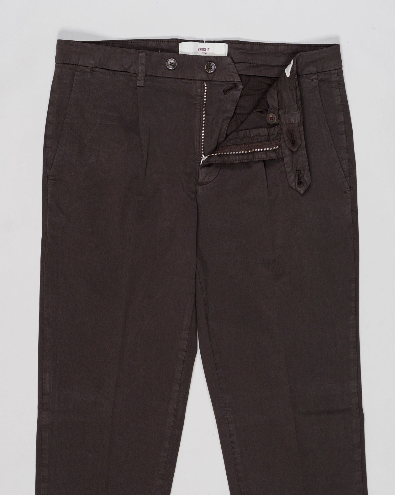 Article: 300051
Model: BG21
Color: Brown / 46
Composition: 64% Tencel 32% Cotton 4% Elastan
Lining: 100% Cotton
Single pleat
Belt loops
Slanted side pockets
Made in Naples, Italy Briglia Garment Dyed Chinos / Brown