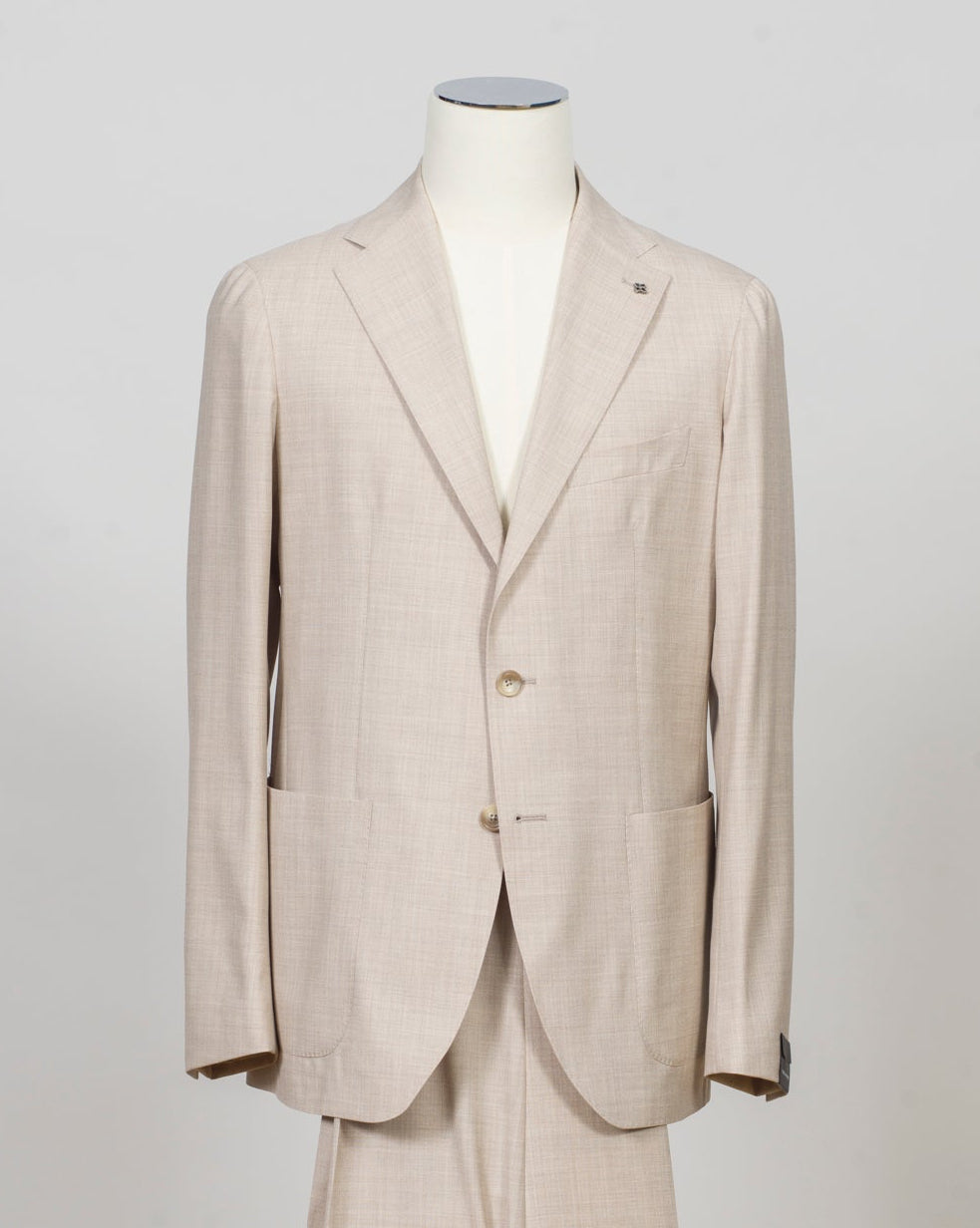 Single breasted
2 buttons
Notch lapels
Welted chest pocket
Patch side pockets
Unconstructed shoulder
Unlined
Side vents
4 sleeve buttons
Belt loops
Slanted side pockets
Unfinished hem
Model: 2SHO22K01
Art. 520060
Col A3086
93% virgin wool 7% silk
Made in Martina Franca, Italy Tagliatore Wool & Silk Suit / Beige