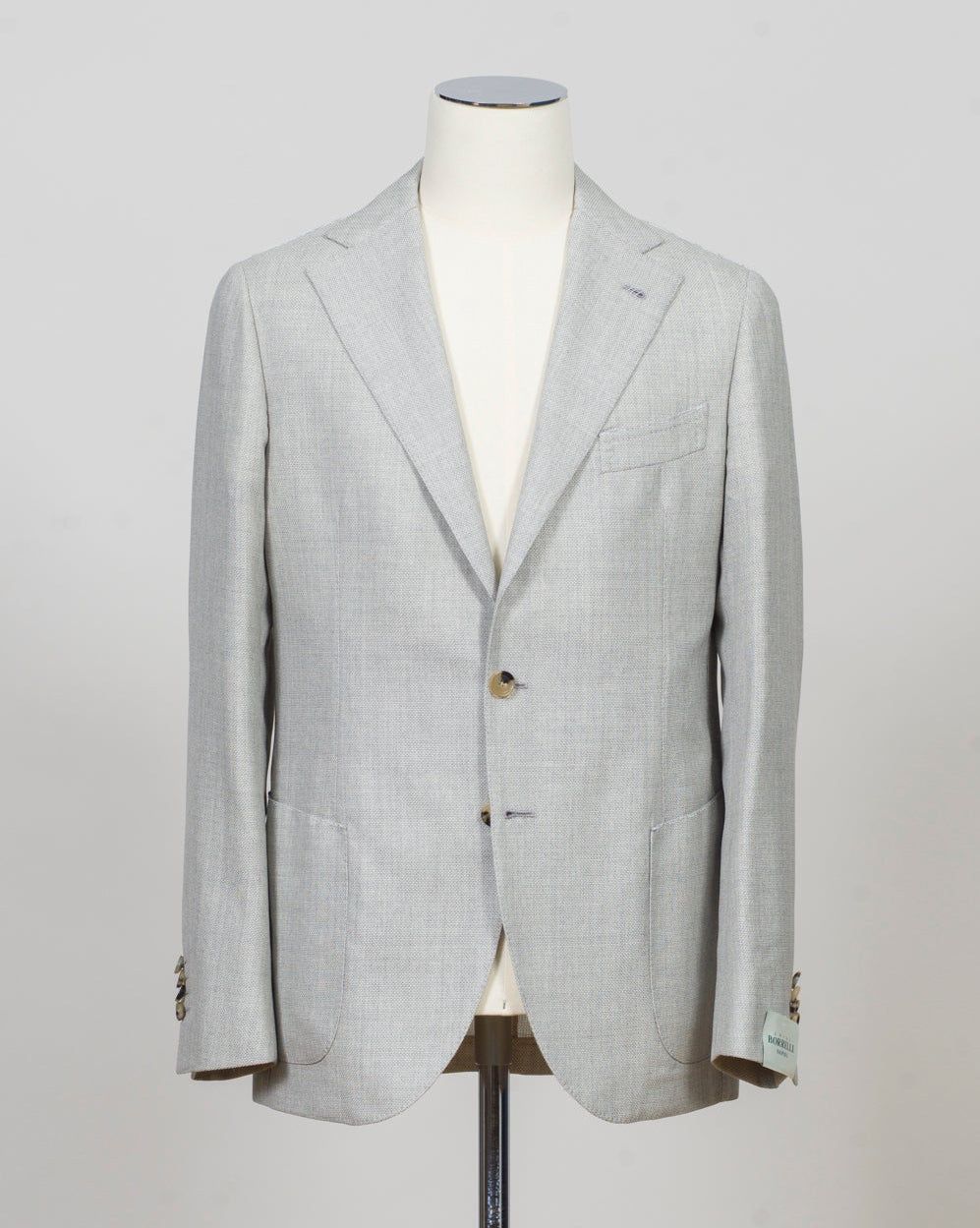 Single breasted
Notch lapel
Two buttons in front
Four sleeve buttons
Welted chest pocket
Patch side pockets
Modello: Sorrento
Hand finished
Half canvas
Half lined
Composition: 100% Virgin Wool
Article: G271012
Col. Light Grey
Made in Napoli, Italy Luigi Borrelli Hopsack Jacket / Light Grey