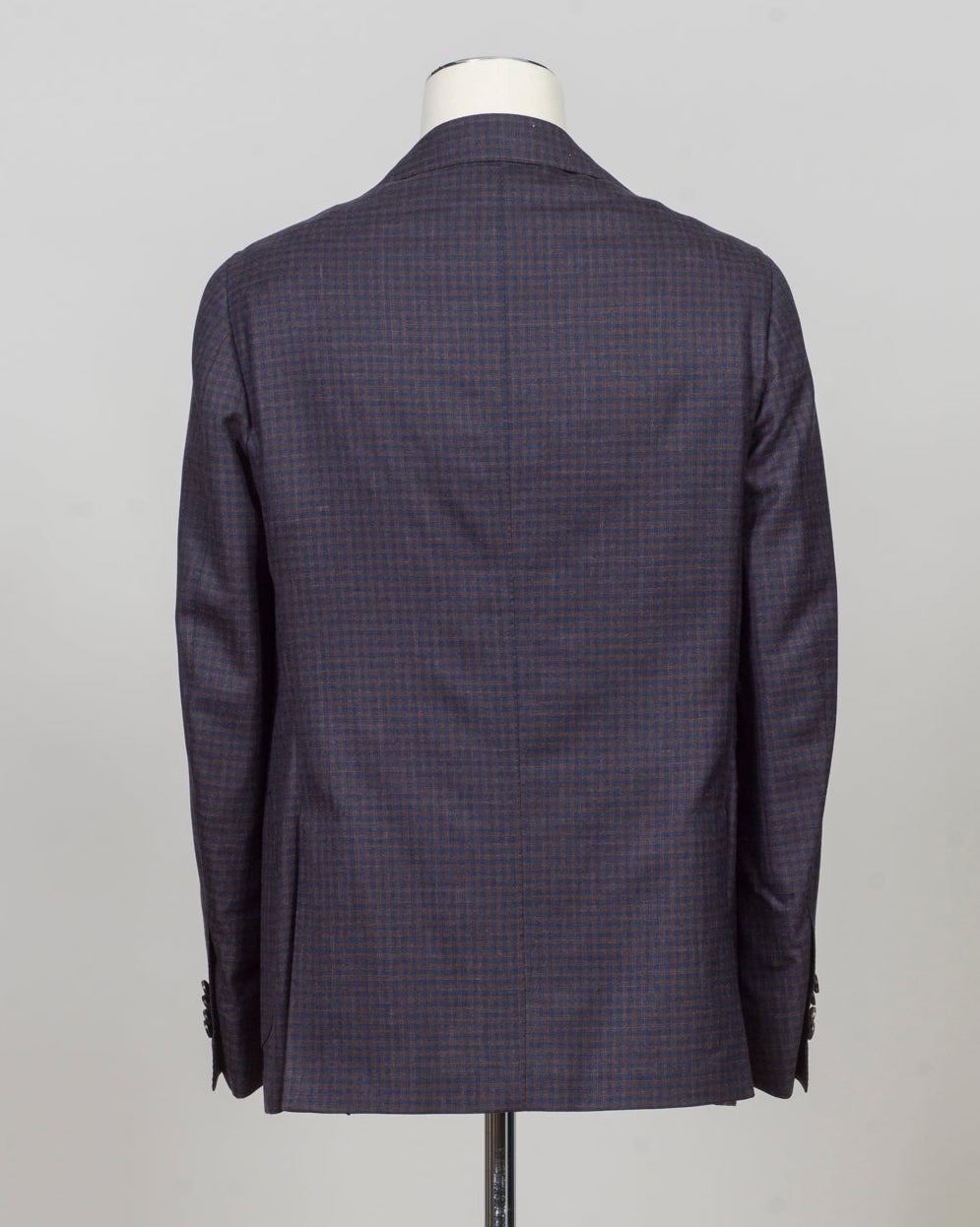 Single breasted
Notch lapel
Two buttons in front
Four sleeve buttons
Welted chest pocket
Patch side pockets
Modello: Sorrento
Hand finished
Half canvas
Half lined
Composition: 74% wool, 17% silk, 9% linen
Article: G201026
Col. Brown and blue
Made in Napoli, Italy Luigi Borrelli Checkered Jacket / Brown & Blue