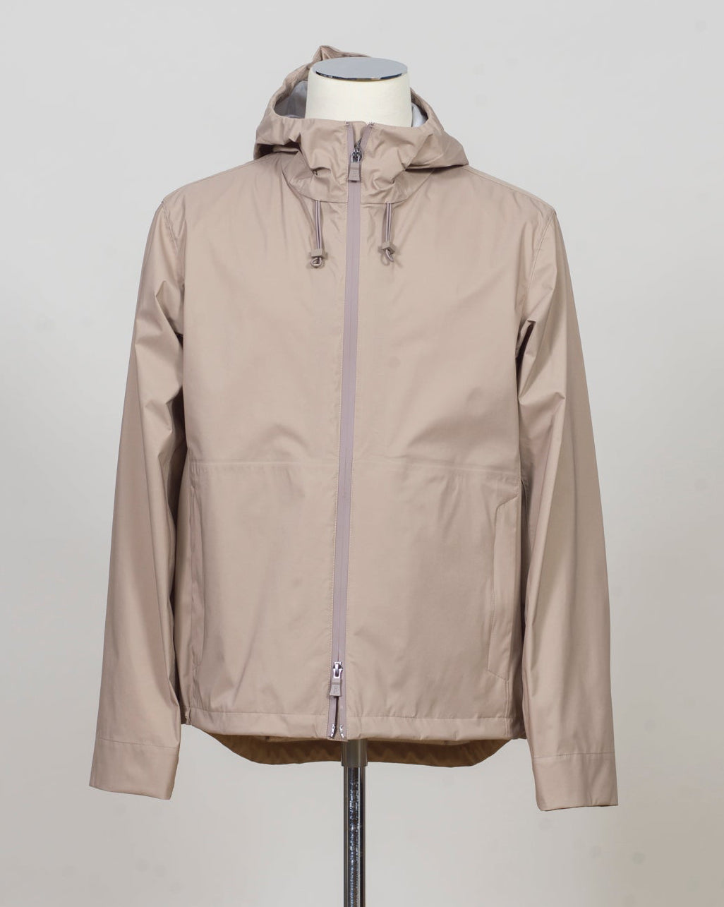 Herno functional wardrobe
Waterproof
Windproof
Breathable
Ultralight
Unlined
Waterproof two way zip in front
Adjustable hem
Fixed hood
2 side pockets with zip
Pocket on the back with zip
Inside pocket with zip
Main material 100% Nylon Micro ripstop
3 layer membrane 100% Pu
GI000624U-12871-2600
Col. Beige
Made in Italy Herno 3L Micro Ripstop Jacket / Beige
