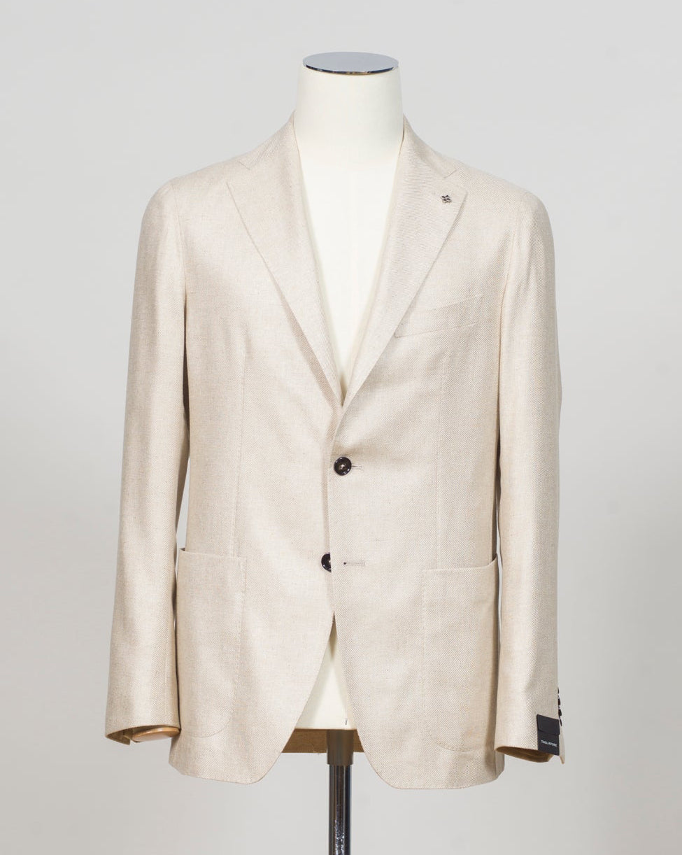 Single breasted
Notch lapels
Welted chest pocket
Patch side pockets
Unconstructed shoulder
Unlined
4 sleeve buttons
Model: 1SHO22KK--
Art. 440044 U
Col A1019
100% silk
Made in Italy Tagliatore Silk Jacket / Beige