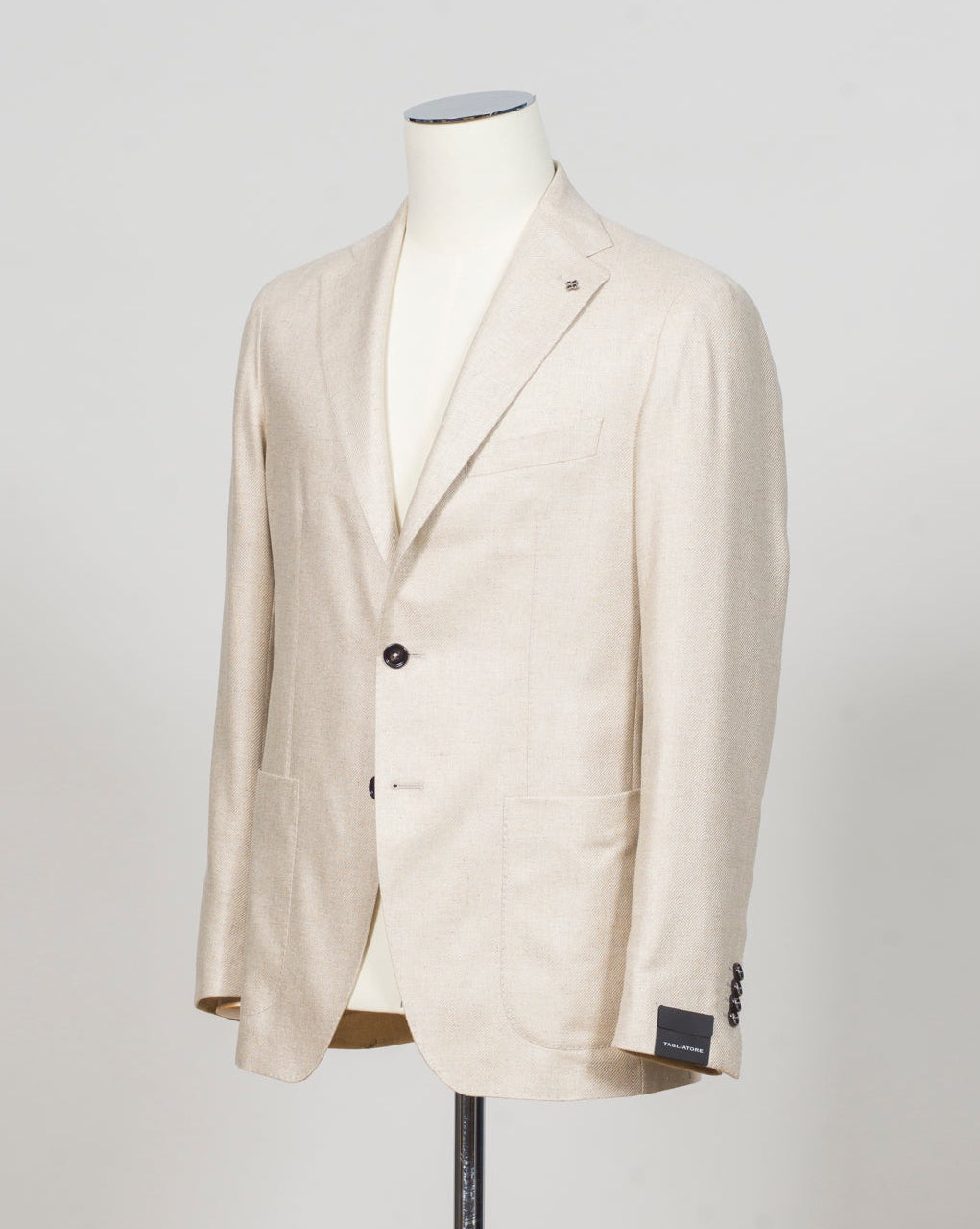 Single breasted
Notch lapels
Welted chest pocket
Patch side pockets
Unconstructed shoulder
Unlined
4 sleeve buttons
Model: 1SHO22KK--
Art. 440044 U
Col A1019
100% silk
Made in Italy Tagliatore Silk Jacket / Beige
