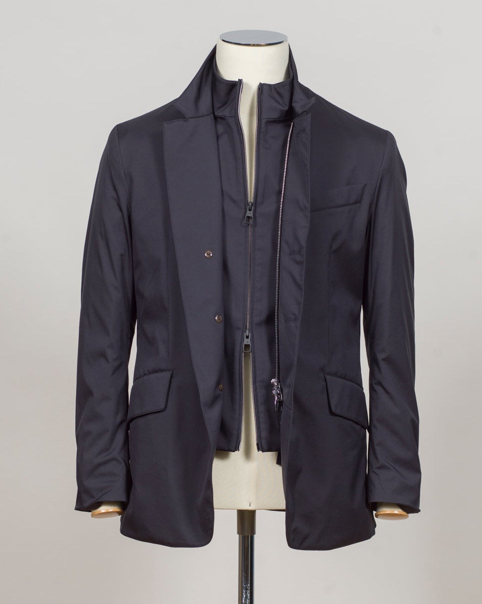 Composition: 95% Polyamide 5% Polyurethane
Filling: 90% Down 10% Feathers
Color: Navy / 99
Article: S10MUCX935
Removable bib
Two-way zip
Buttons on front
Zipped pockets inside
Made in PRC Montecore Lightweight Down Jacket / Navy