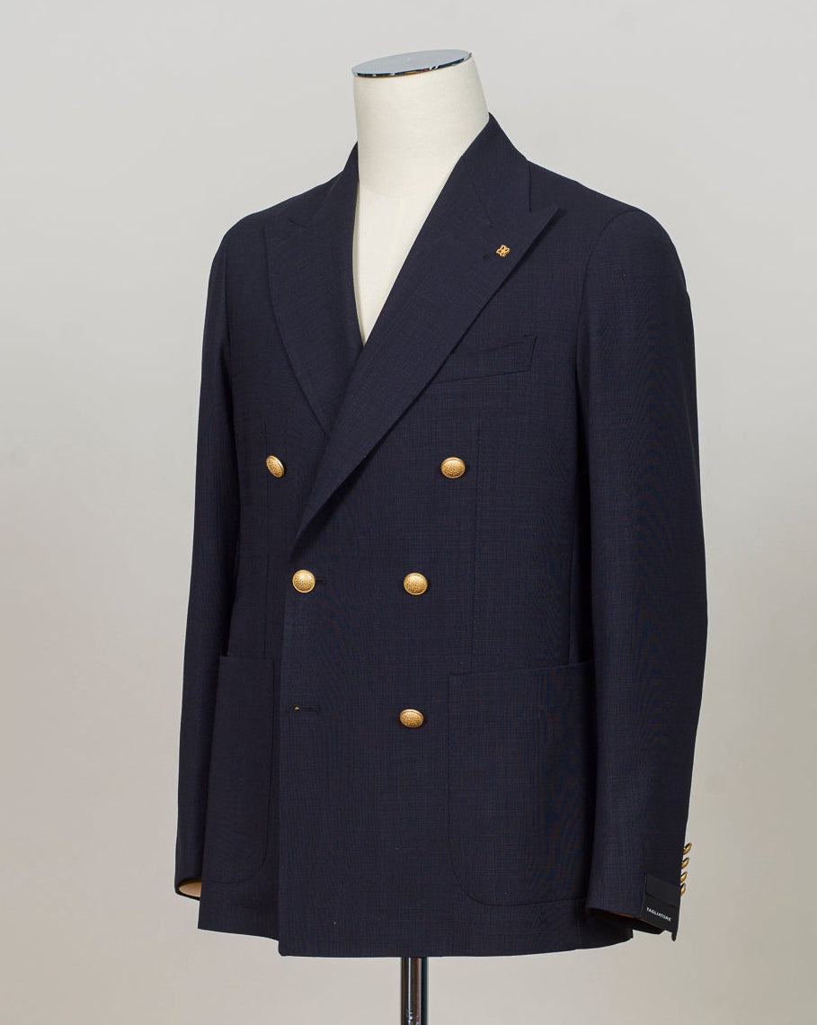 Double breasted 6 buttons
Peak lapels
Welted chest pocket
Patch side pockets
Unconstructed shoulder
Unlined
4 sleeve buttons
Model: 1SHO20K
Art. 150185U
Col B3199
100% wool
Made in Italy Tagliatore Double Breasted Club Blazer / Navy