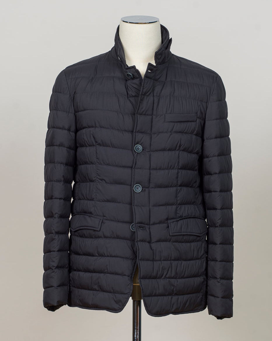 In-Tech™ Alternative Down
Light insulation
Water repellent
Breathable
External layer 100% Polyamide (Nylon)
Internal padding 100% Polyester
Light insulation
Buttons and Zip fastening in front
Straight flap pockets
Article: PC0008ULE 12456Z
Color: 9200 / Navy Herno Quilted Jacket / Navy