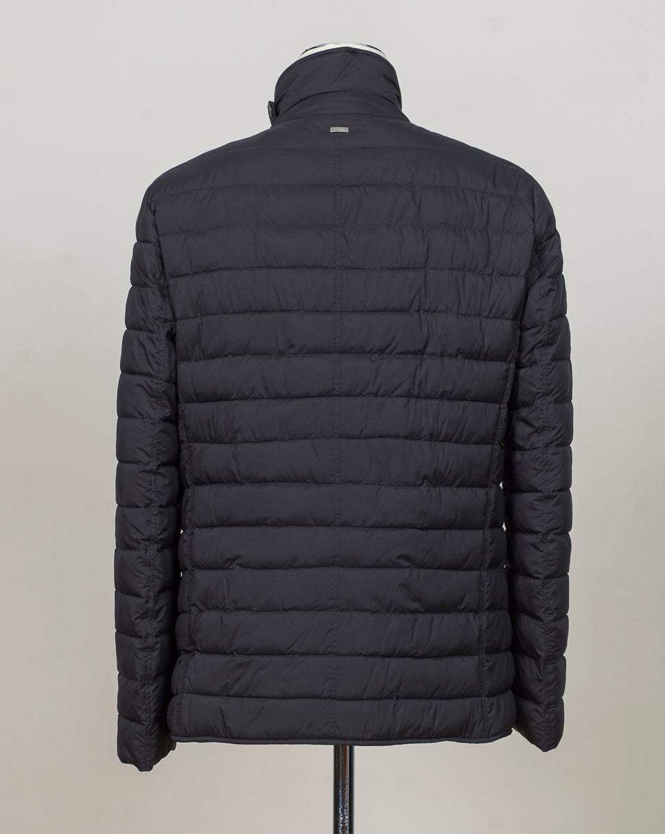 In-Tech™ Alternative Down
Light insulation
Water repellent
Breathable
External layer 100% Polyamide (Nylon)
Internal padding 100% Polyester
Light insulation
Buttons and Zip fastening in front
Straight flap pockets
Article: PC0008ULE 12456Z
Color: 9200 / Navy Herno Quilted Jacket / Navy
