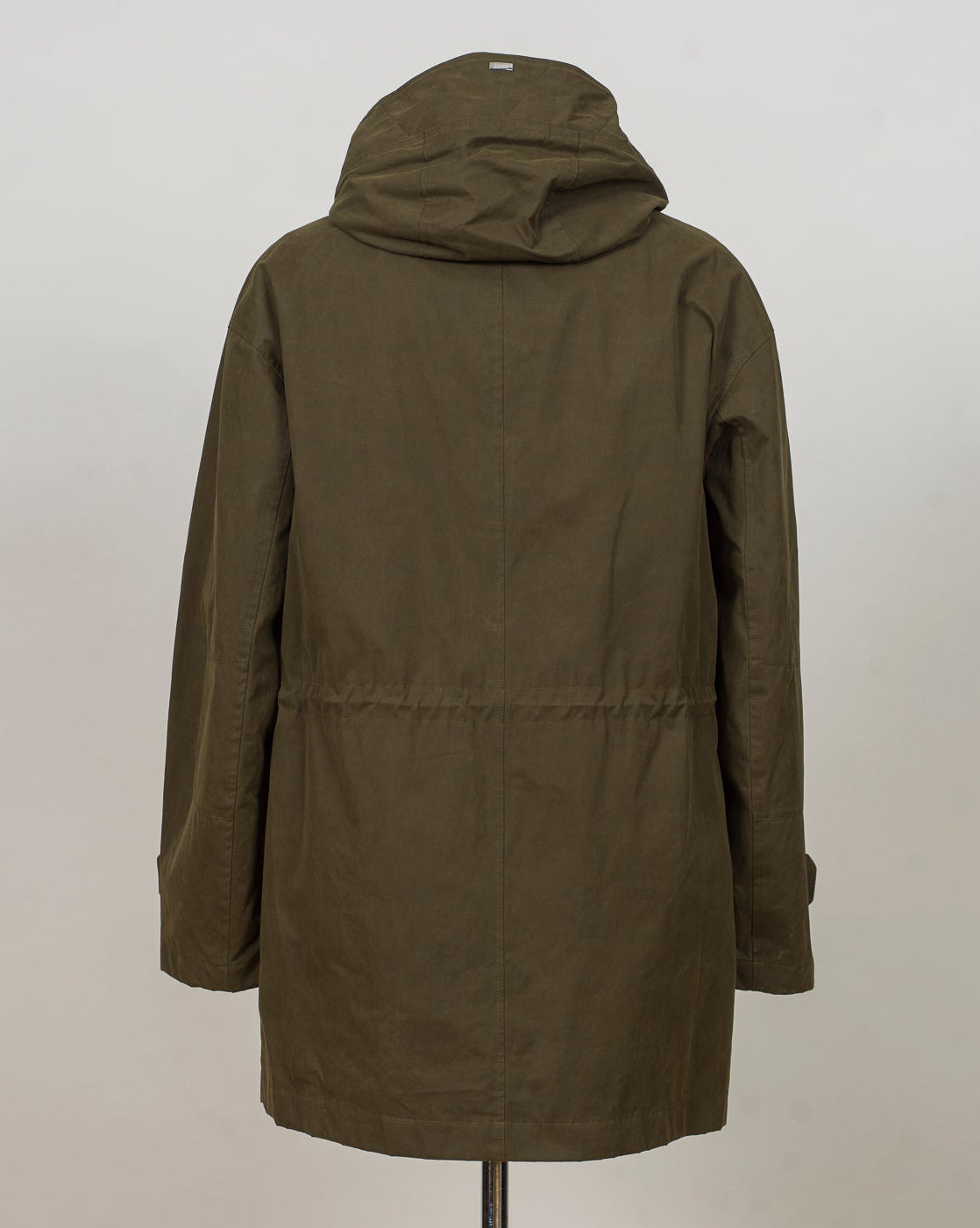 Two way zip in front + press studs
Adjustable Waist
Fixed hood
4 pockets in front
2 inside pockets with zip
Material 47% co 43% pu 10% pa
Lining 100% vi (rayon)
PA000172U-13314-7740
Col. Olive Green
Made in Italy Herno Light Waxed Cotton Parka / Olive Green