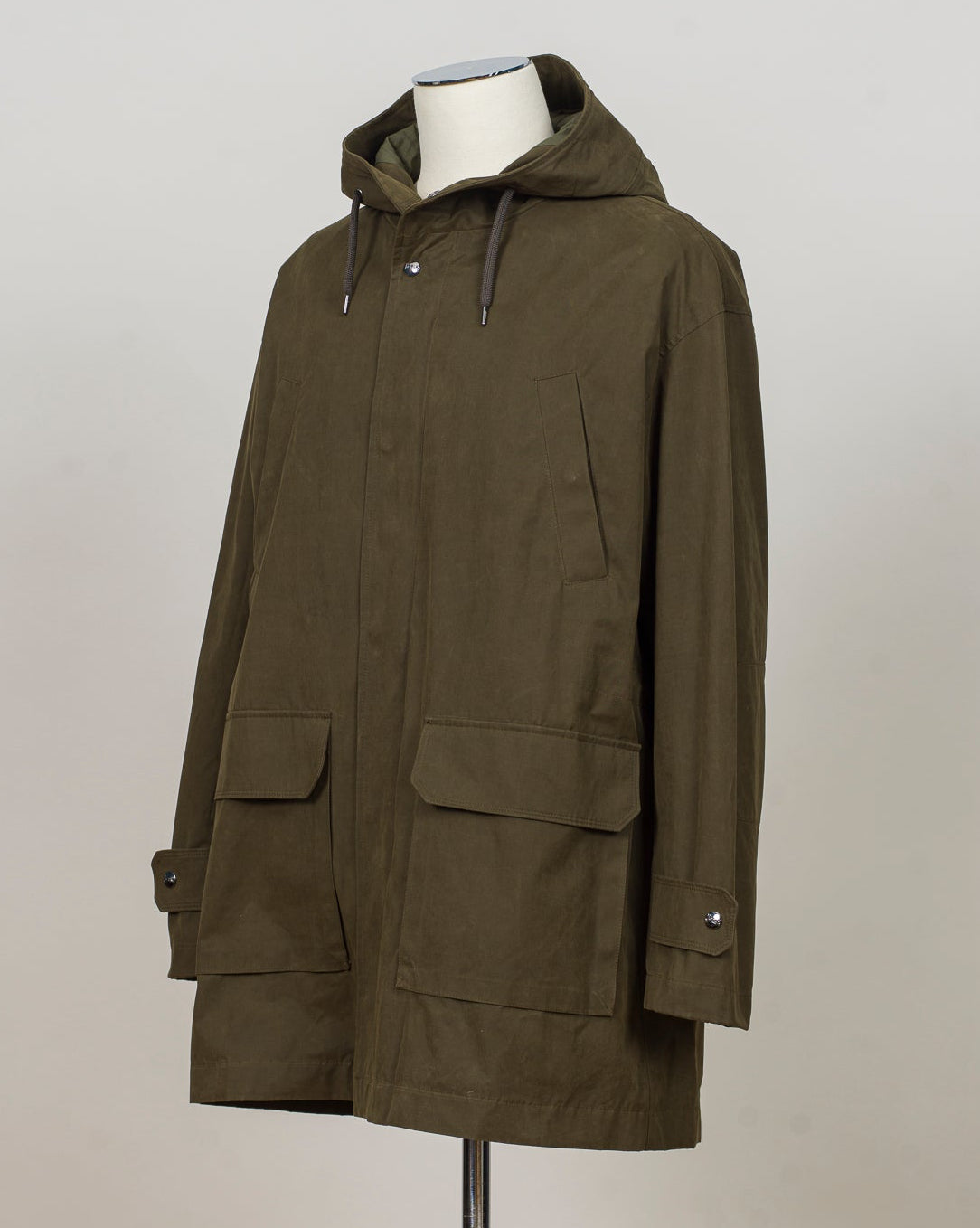 Two way zip in front + press studs
Adjustable Waist
Fixed hood
4 pockets in front
2 inside pockets with zip
Material 47% co 43% pu 10% pa
Lining 100% vi (rayon)
PA000172U-13314-7740
Col. Olive Green
Made in Italy Herno Light Waxed Cotton Parka / Olive Green