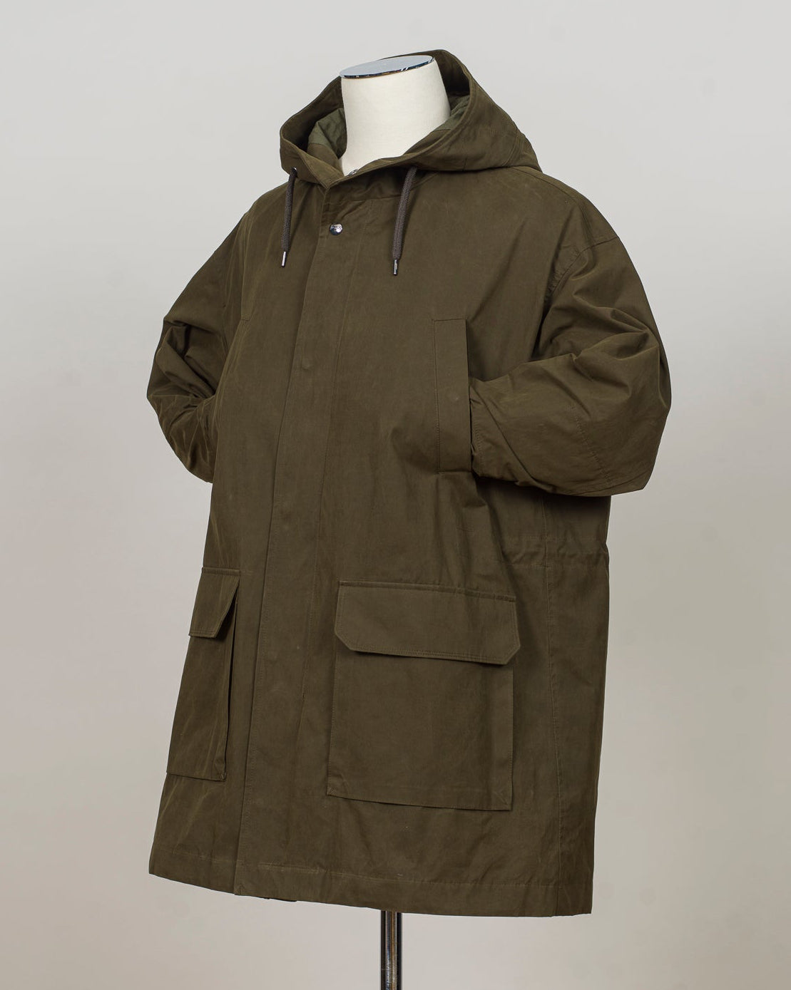 Two way zip in front + press studs
Adjustable Waist
Fixed hood
4 pockets in front
2 inside pockets with zip
Material 47% co 43% pu 10% pa
Lining 100% vi (rayon)
PA000172U-13314-7740
Col. Olive Green
Made in Italy Herno Light Waxed Cotton Parka / Olive Green