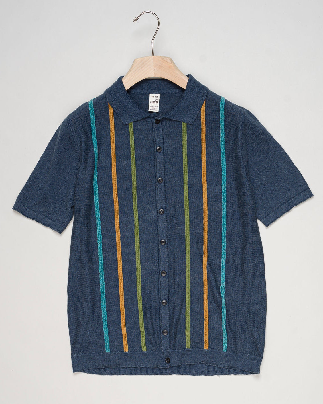 Composition: 100% Linen
Short Sleeves
Article: JZ 2
Open Polo S/S
Color: Navy
Made in Italy G.R.P. Firenze Vertical Stripe Button Shirt / Navy