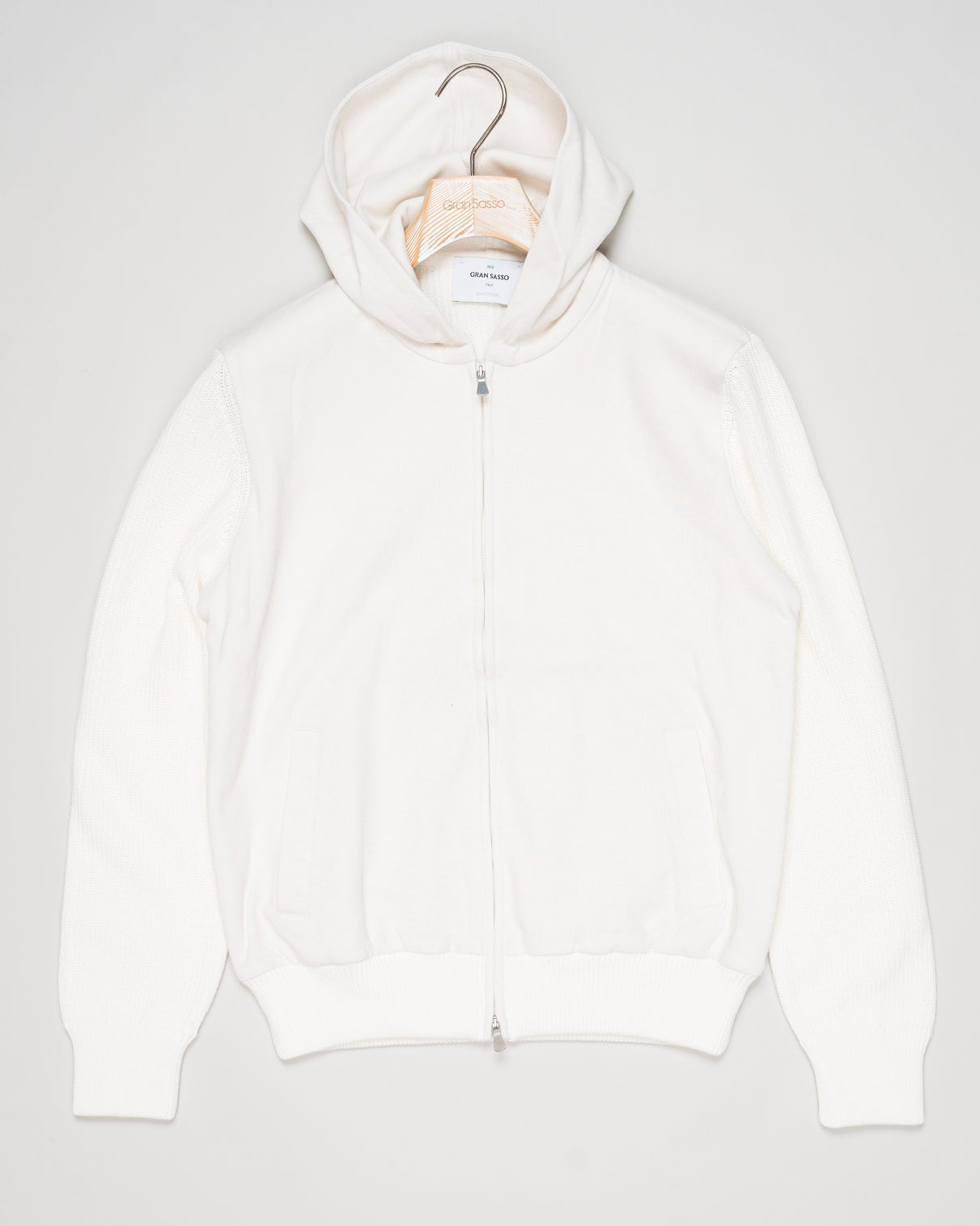 Art. 23137/76011
Col. 006 Off White
Two-way zipper
98% cotton 2% polyamide
Made in Italy Gran Sasso Heavy Cotton Full-Zip Hoodie / Off White